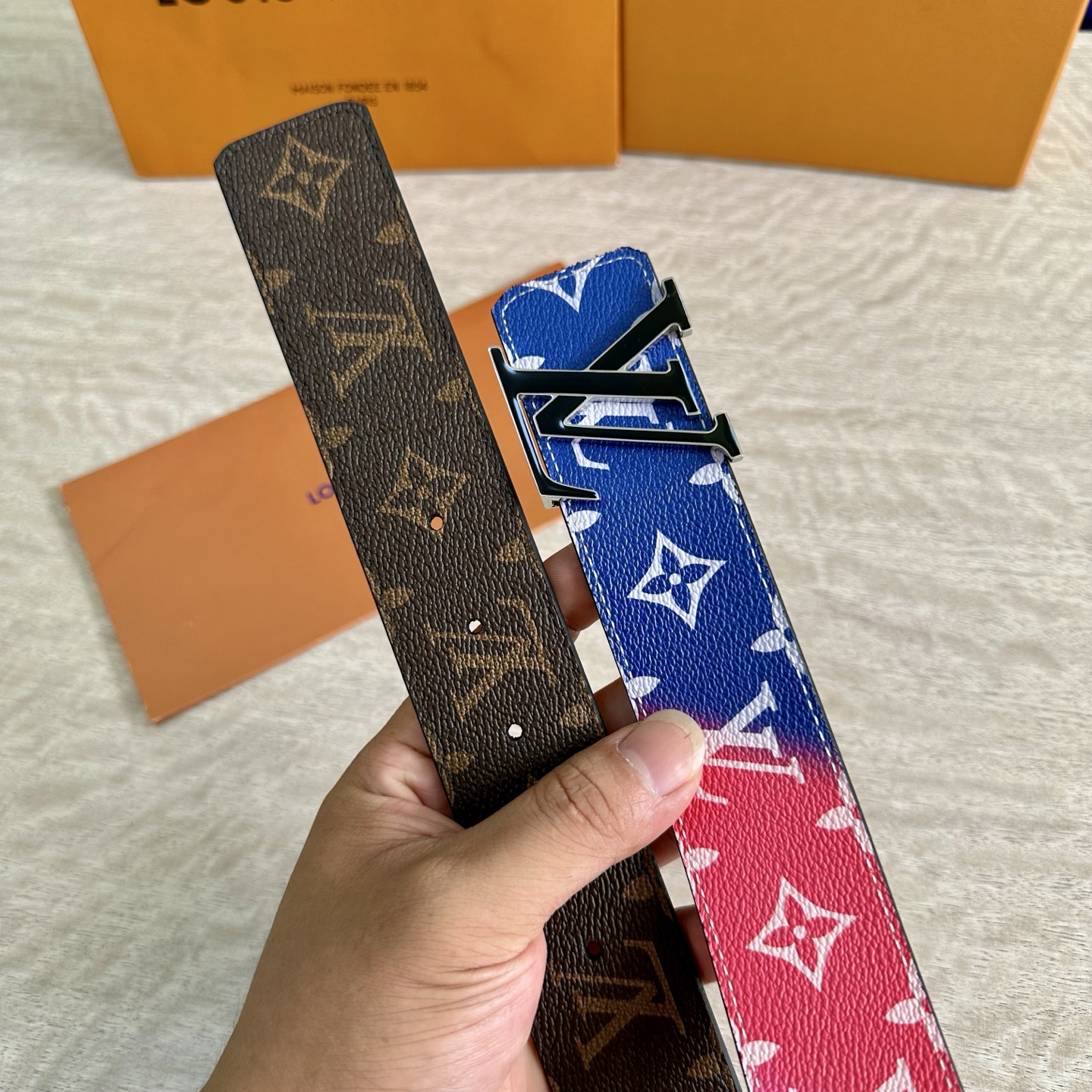 
LV 宽4.0cm 双面腰带将两式经典融于一处。Monogram 印花瞩目放大，与焕新 Monogra
