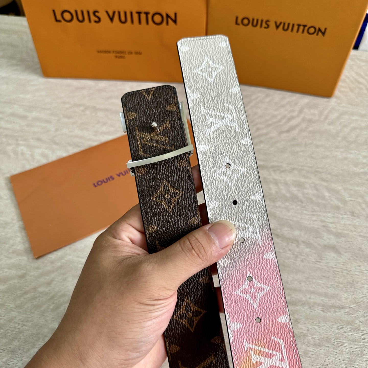 
LV 宽4.0cm 双面腰带将两式经典融于一处。Monogram 印花瞩目放大，与焕新 Monogra