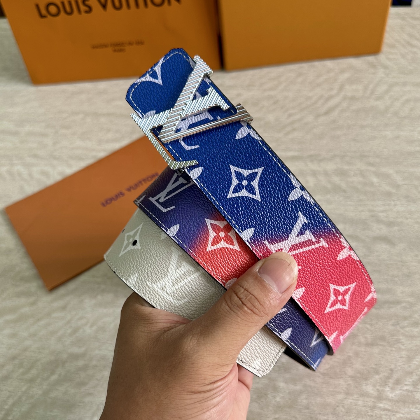 
LV 宽4.0cm 双面腰带将两式经典融于一处。Monogram 印花瞩目放大，与焕新 Monogra
