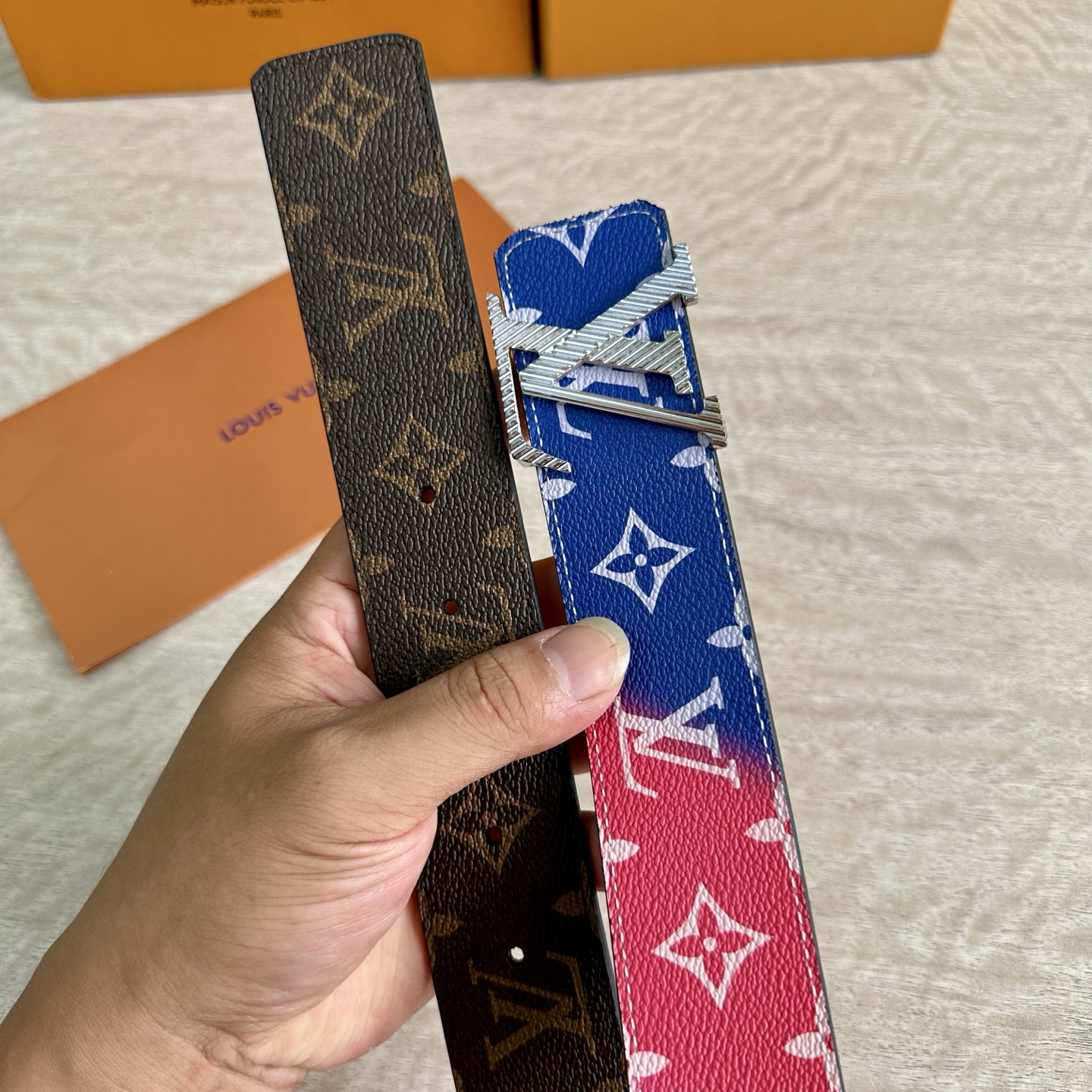 
LV 宽4.0cm 双面腰带将两式经典融于一处。Monogram 印花瞩目放大，与焕新 Monogra