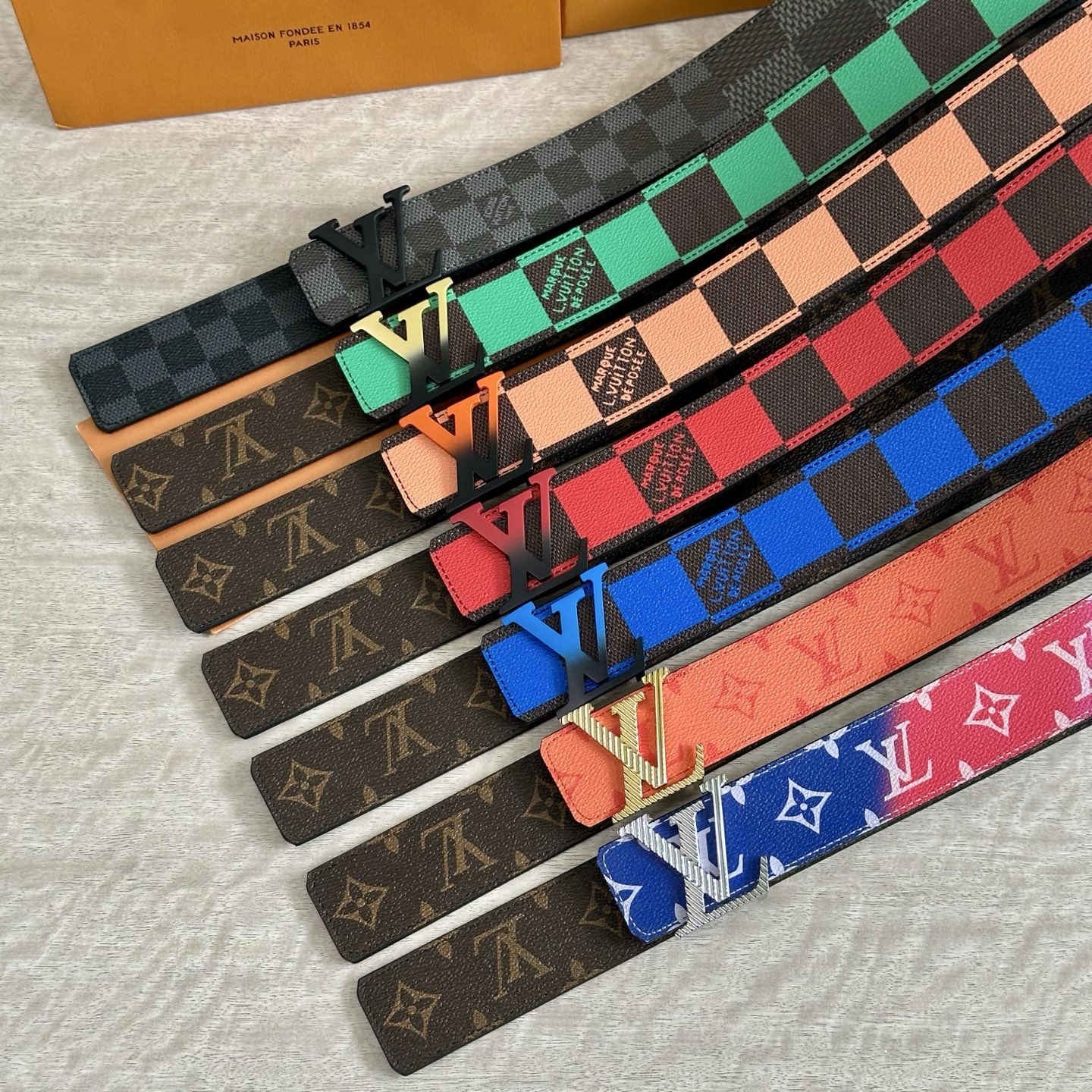 
LV 宽4.0cm 双面腰带将两式经典融于一处。Monogram 印花瞩目放大，与焕新 Monogra