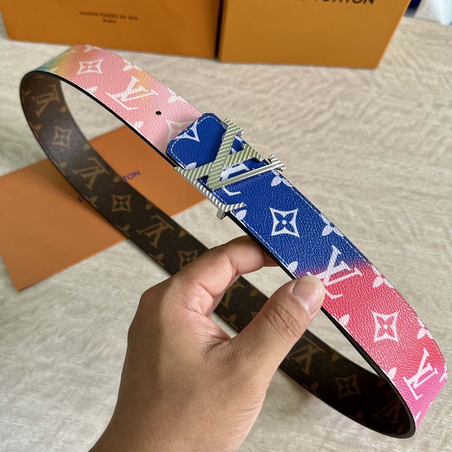 
LV 宽4.0cm 双面腰带将两式经典融于一处。Monogram 印花瞩目放大，与焕新 Monogra