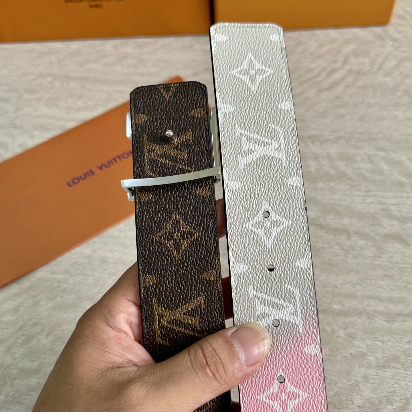 
LV 宽4.0cm 双面腰带将两式经典融于一处。Monogram 印花瞩目放大，与焕新 Monogra