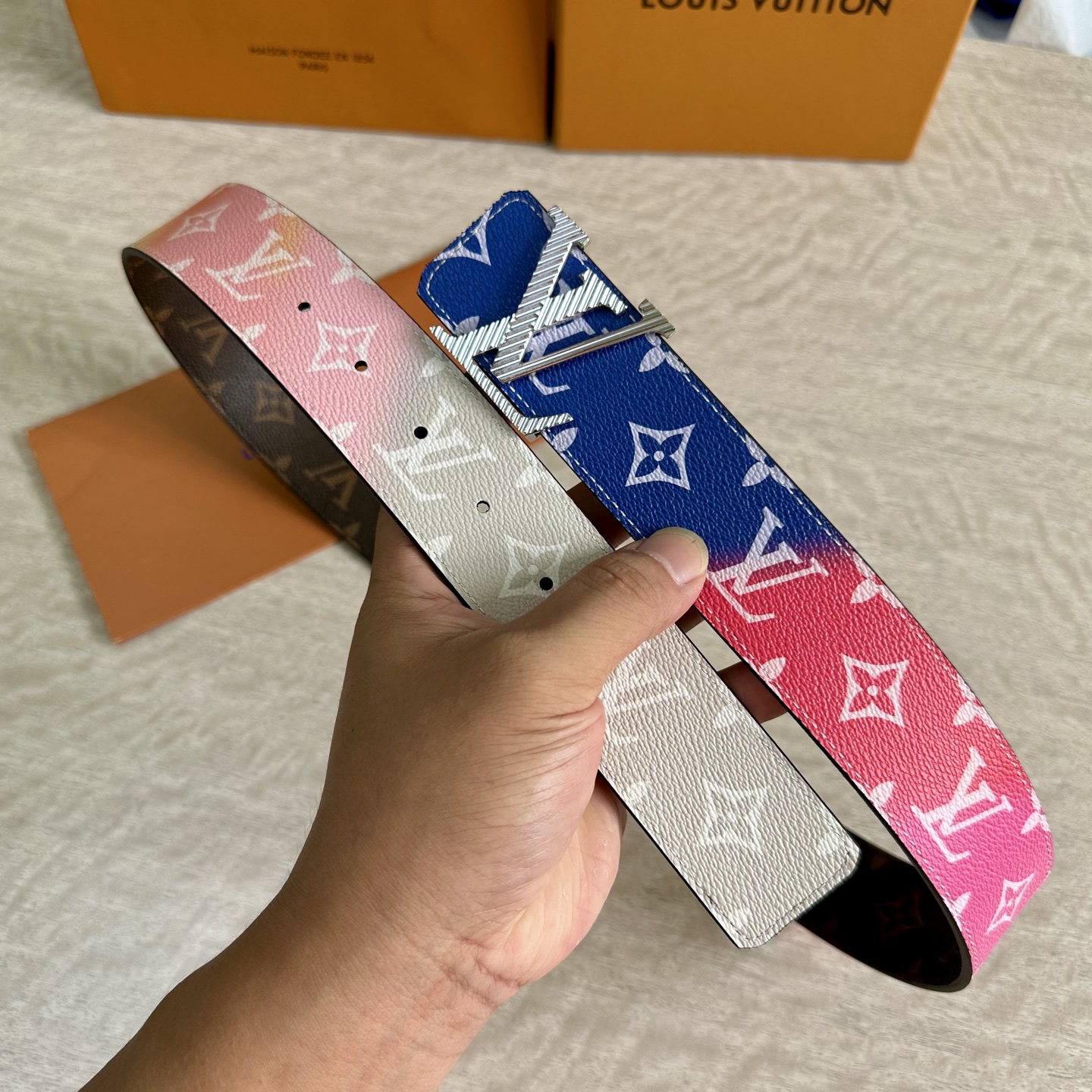 
LV 宽4.0cm 双面腰带将两式经典融于一处。Monogram 印花瞩目放大，与焕新 Monogra