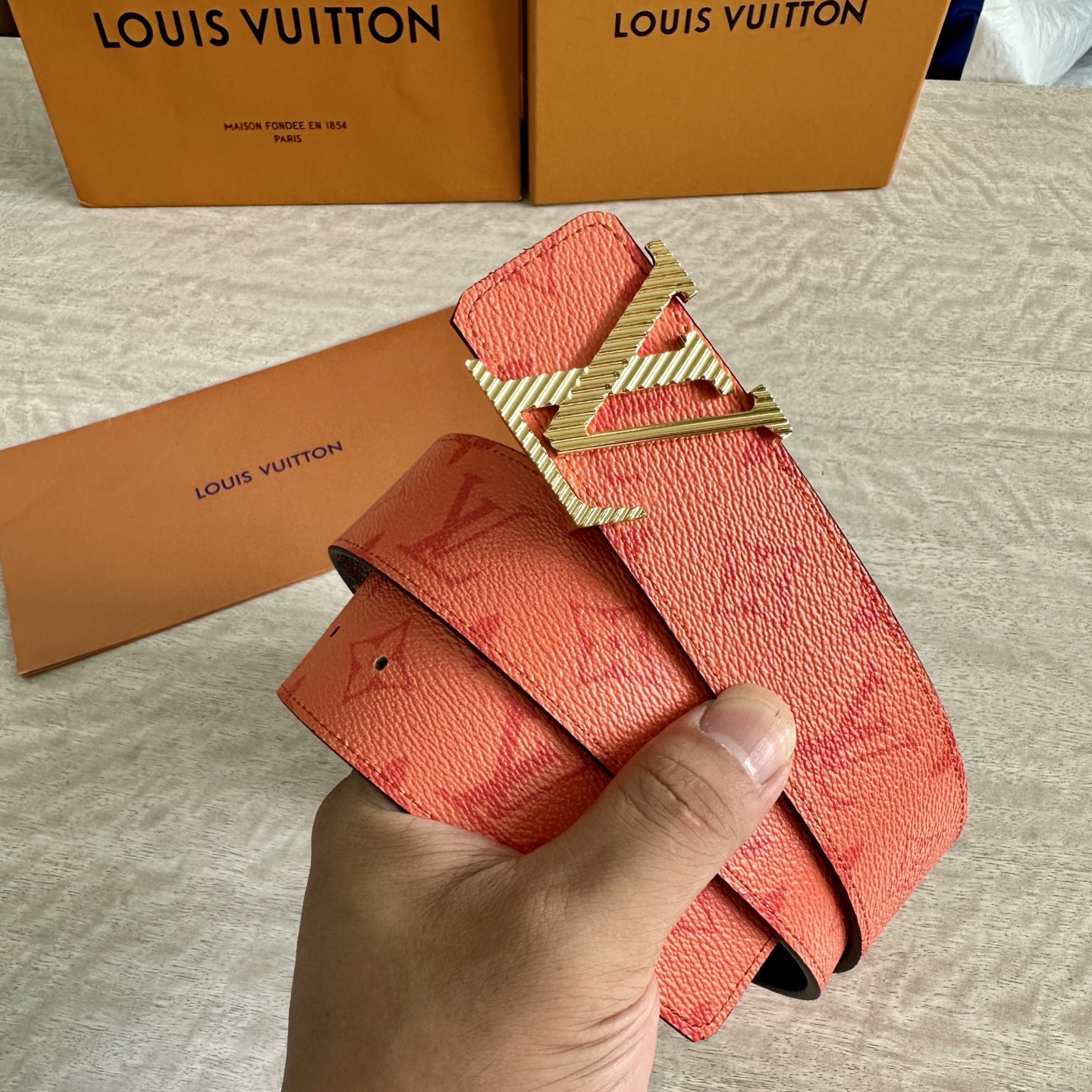 
LV 宽4.0cm 双面腰带将两式经典融于一处。Monogram 印花瞩目放大，与焕新 Monogra