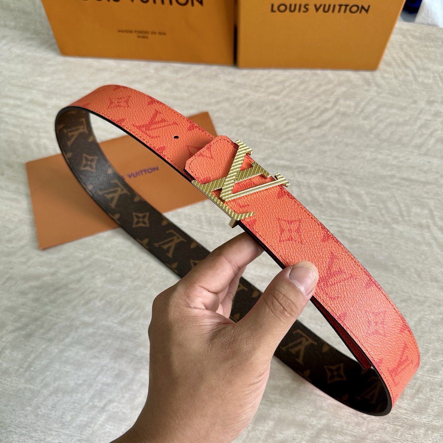 
LV 宽4.0cm 双面腰带将两式经典融于一处。Monogram 印花瞩目放大，与焕新 Monogra