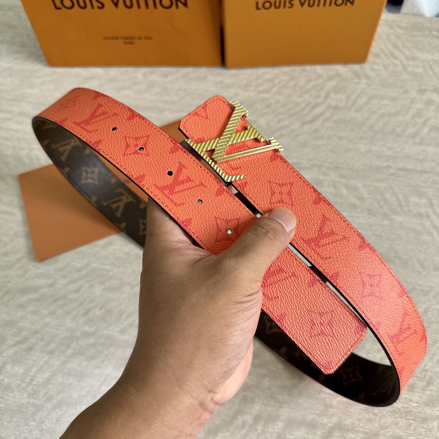 
LV 宽4.0cm 双面腰带将两式经典融于一处。Monogram 印花瞩目放大，与焕新 Monogra