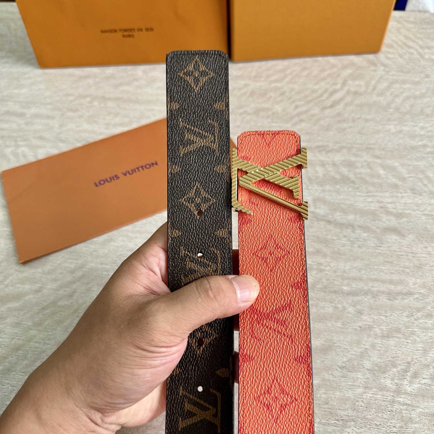 
LV 宽4.0cm 双面腰带将两式经典融于一处。Monogram 印花瞩目放大，与焕新 Monogra
