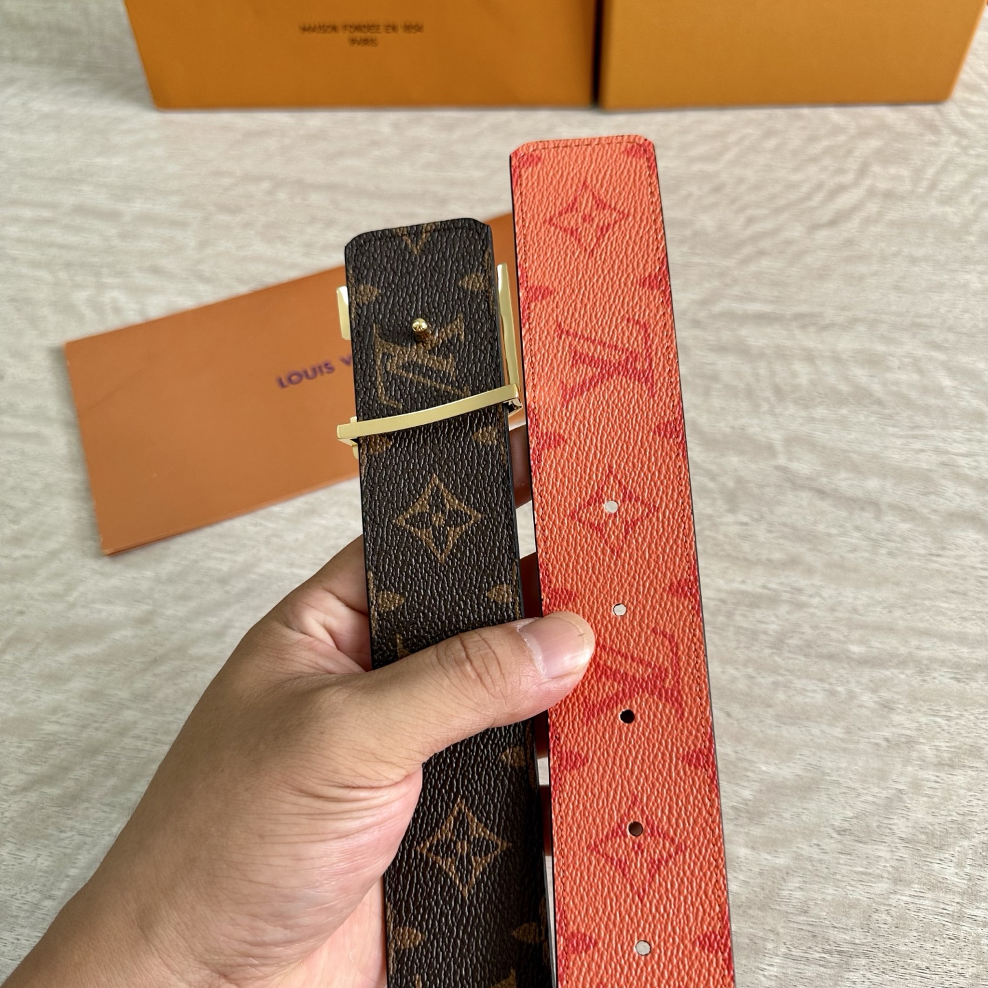 
LV 宽4.0cm 双面腰带将两式经典融于一处。Monogram 印花瞩目放大，与焕新 Monogra