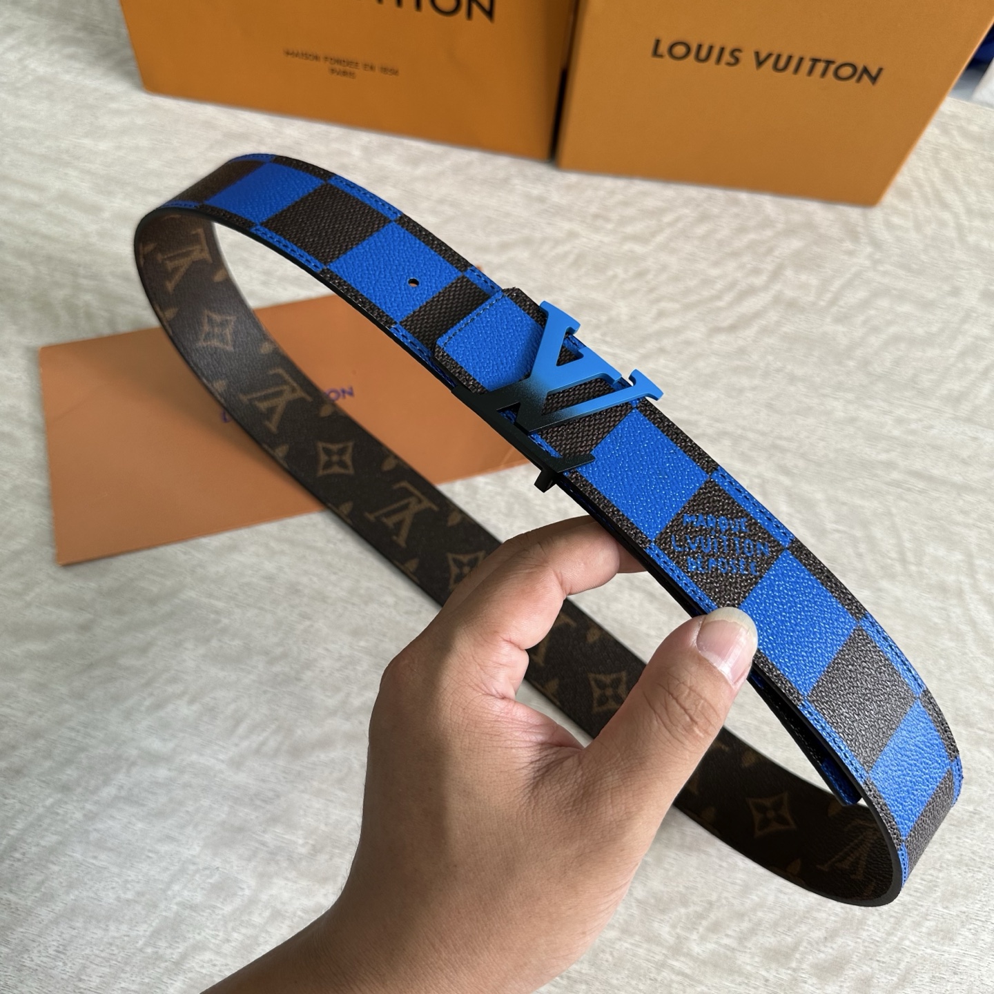 
LV 宽4.0cm 双面腰带将两式经典融于一处。Monogram 印花瞩目放大，与焕新 Monogra