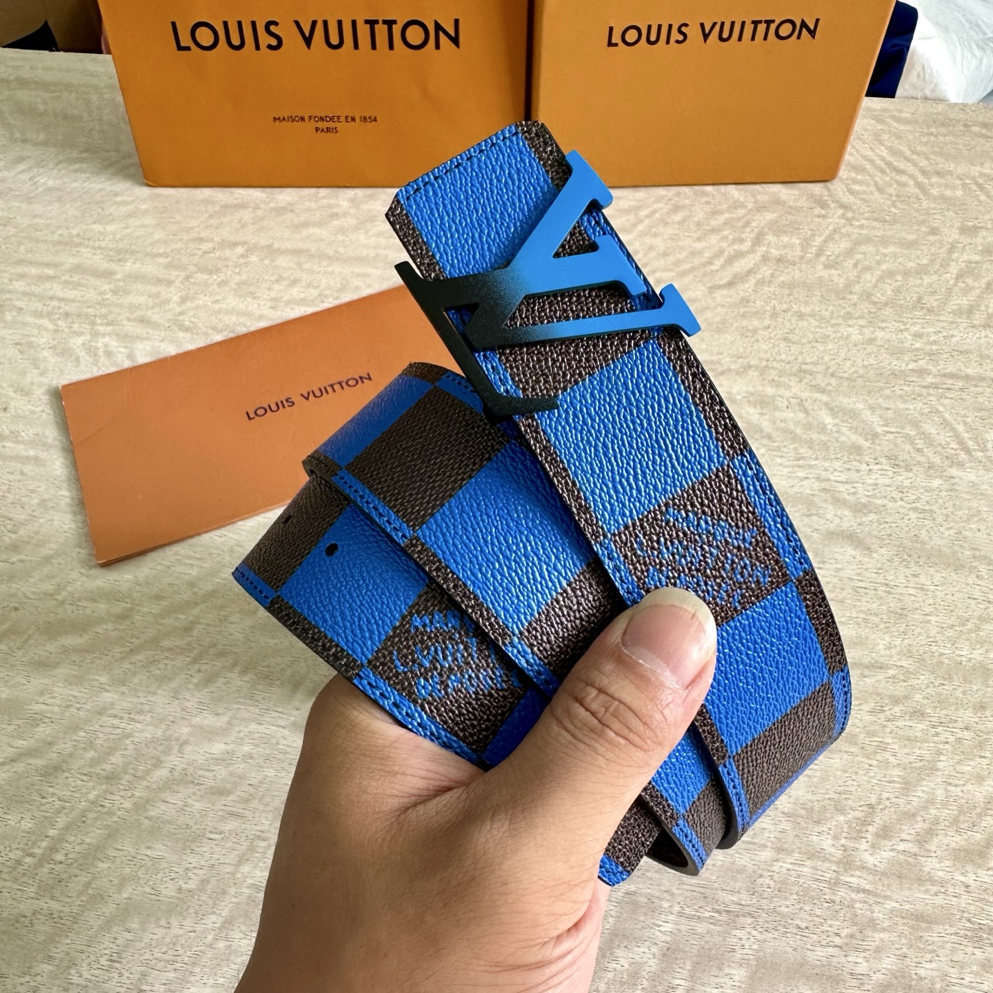 
LV 宽4.0cm 双面腰带将两式经典融于一处。Monogram 印花瞩目放大，与焕新 Monogra