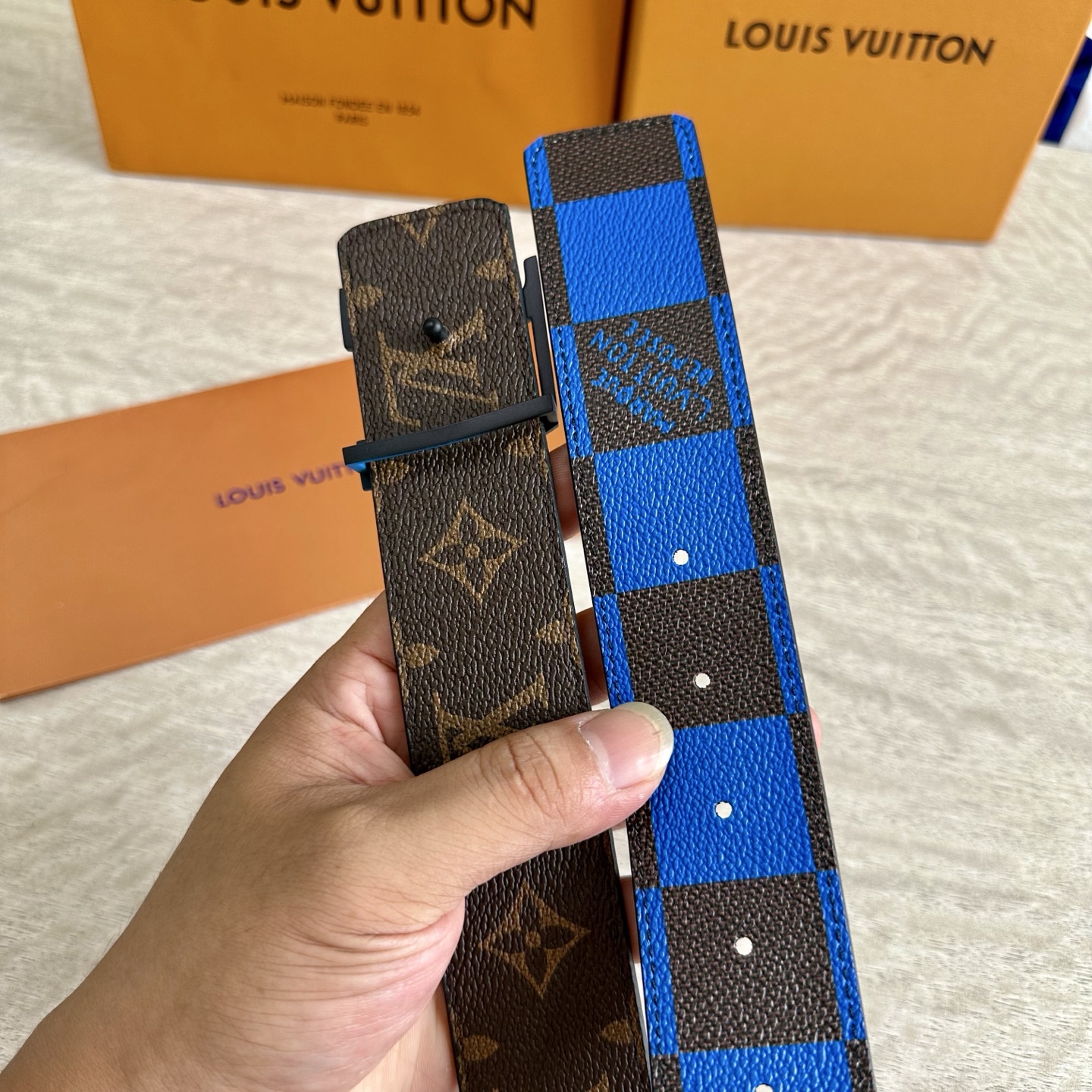 
LV 宽4.0cm 双面腰带将两式经典融于一处。Monogram 印花瞩目放大，与焕新 Monogra