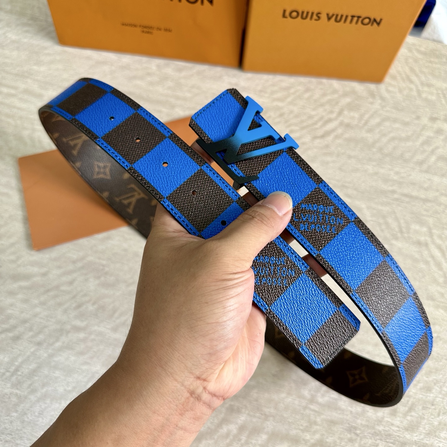 
LV 宽4.0cm 双面腰带将两式经典融于一处。Monogram 印花瞩目放大，与焕新 Monogra
