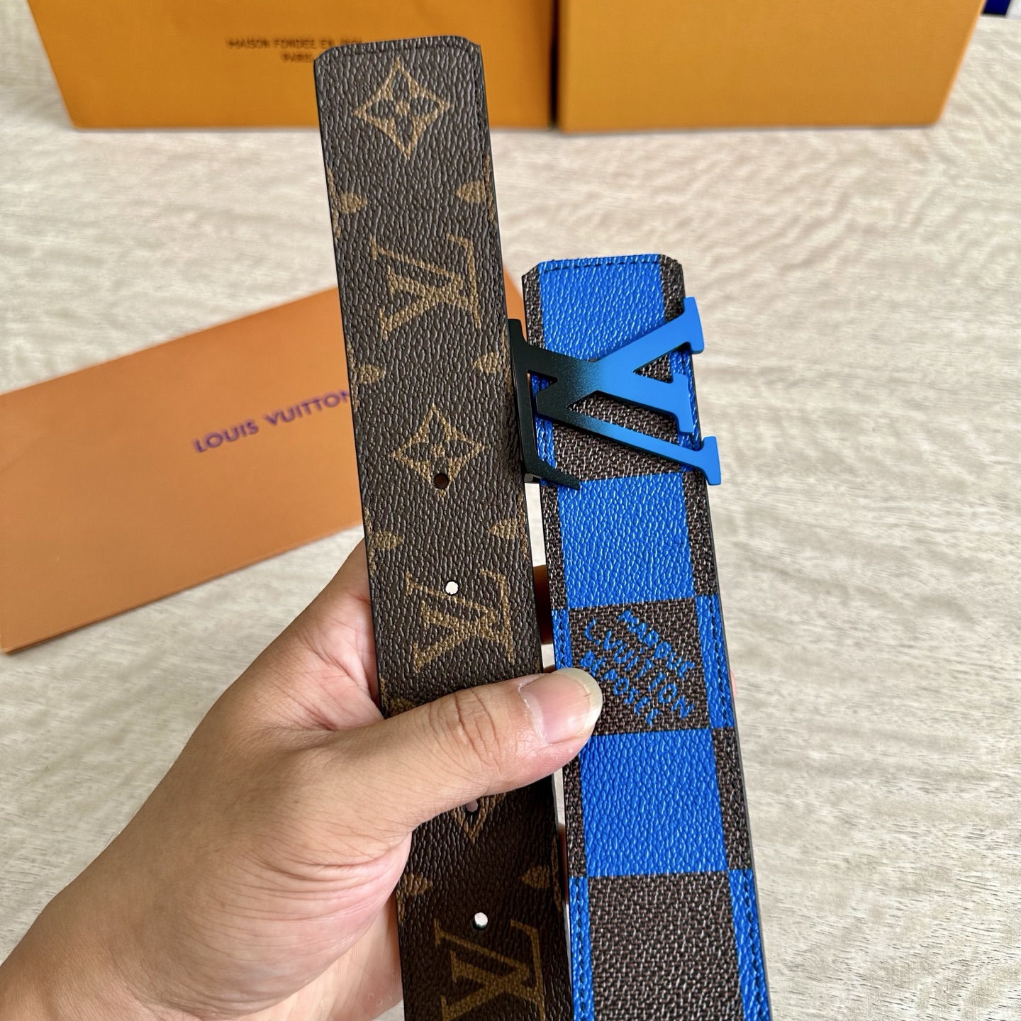
LV 宽4.0cm 双面腰带将两式经典融于一处。Monogram 印花瞩目放大，与焕新 Monogra