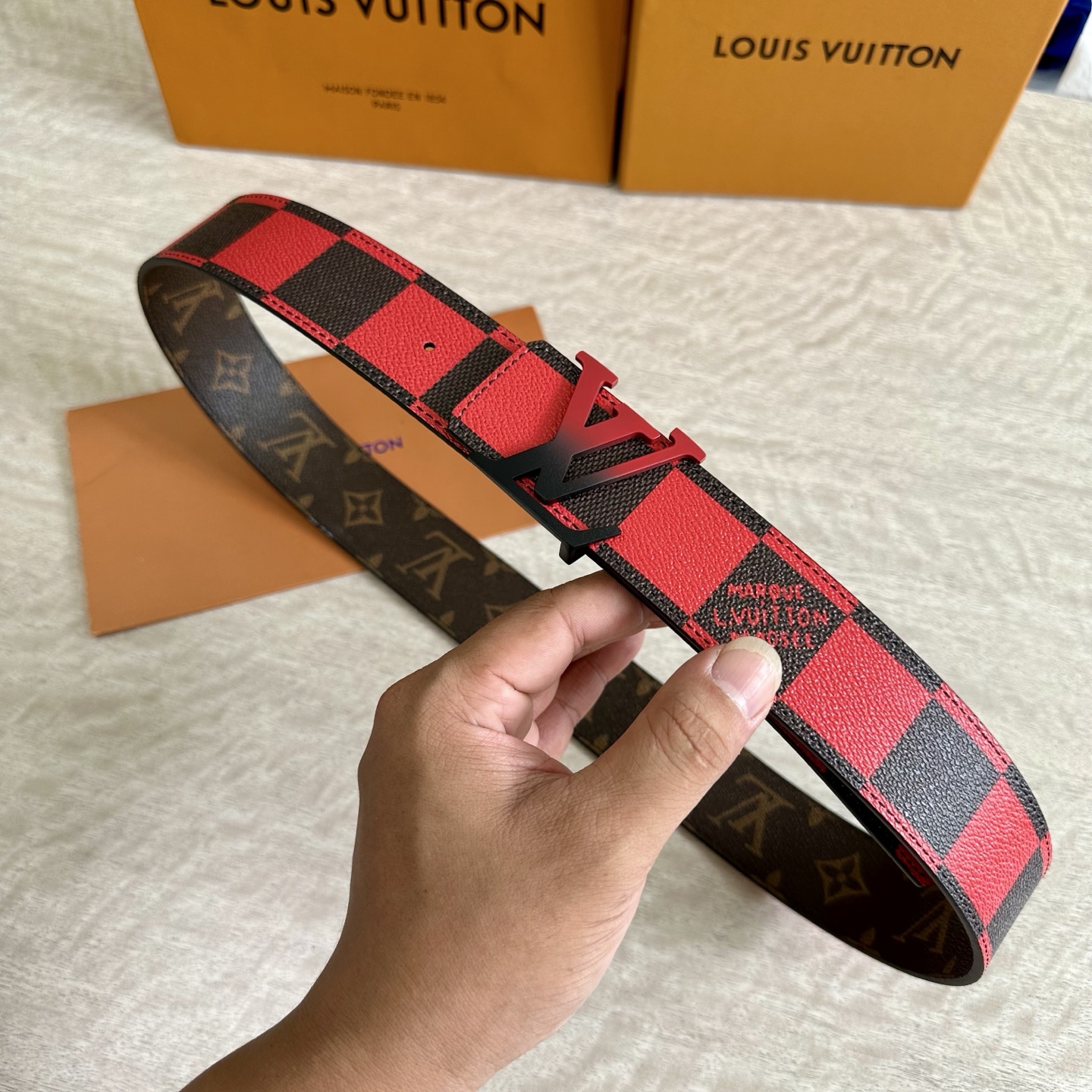 
LV 宽4.0cm 双面腰带将两式经典融于一处。Monogram 印花瞩目放大，与焕新 Monogra