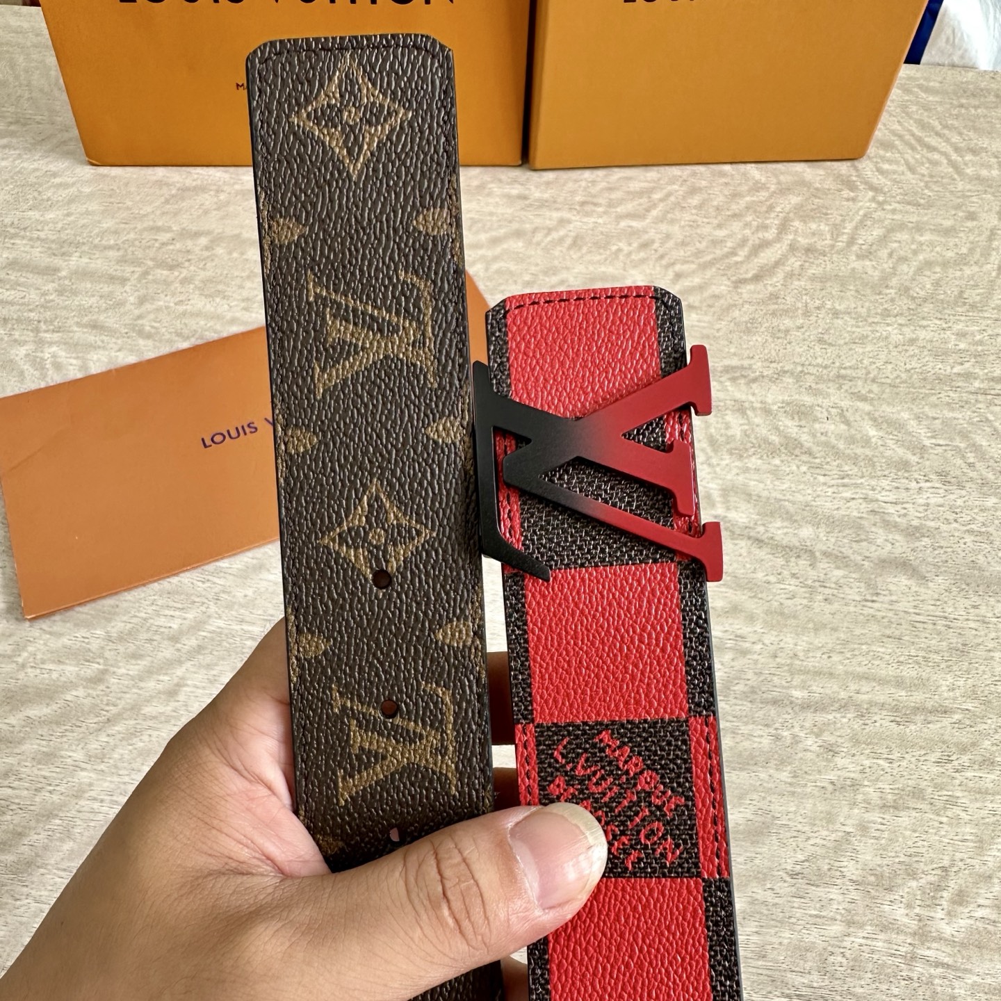 
LV 宽4.0cm 双面腰带将两式经典融于一处。Monogram 印花瞩目放大，与焕新 Monogra