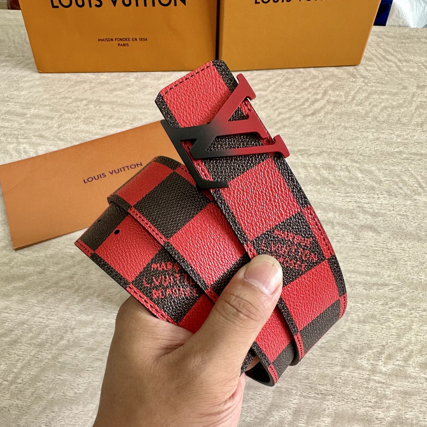 
LV 宽4.0cm 双面腰带将两式经典融于一处。Monogram 印花瞩目放大，与焕新 Monogra