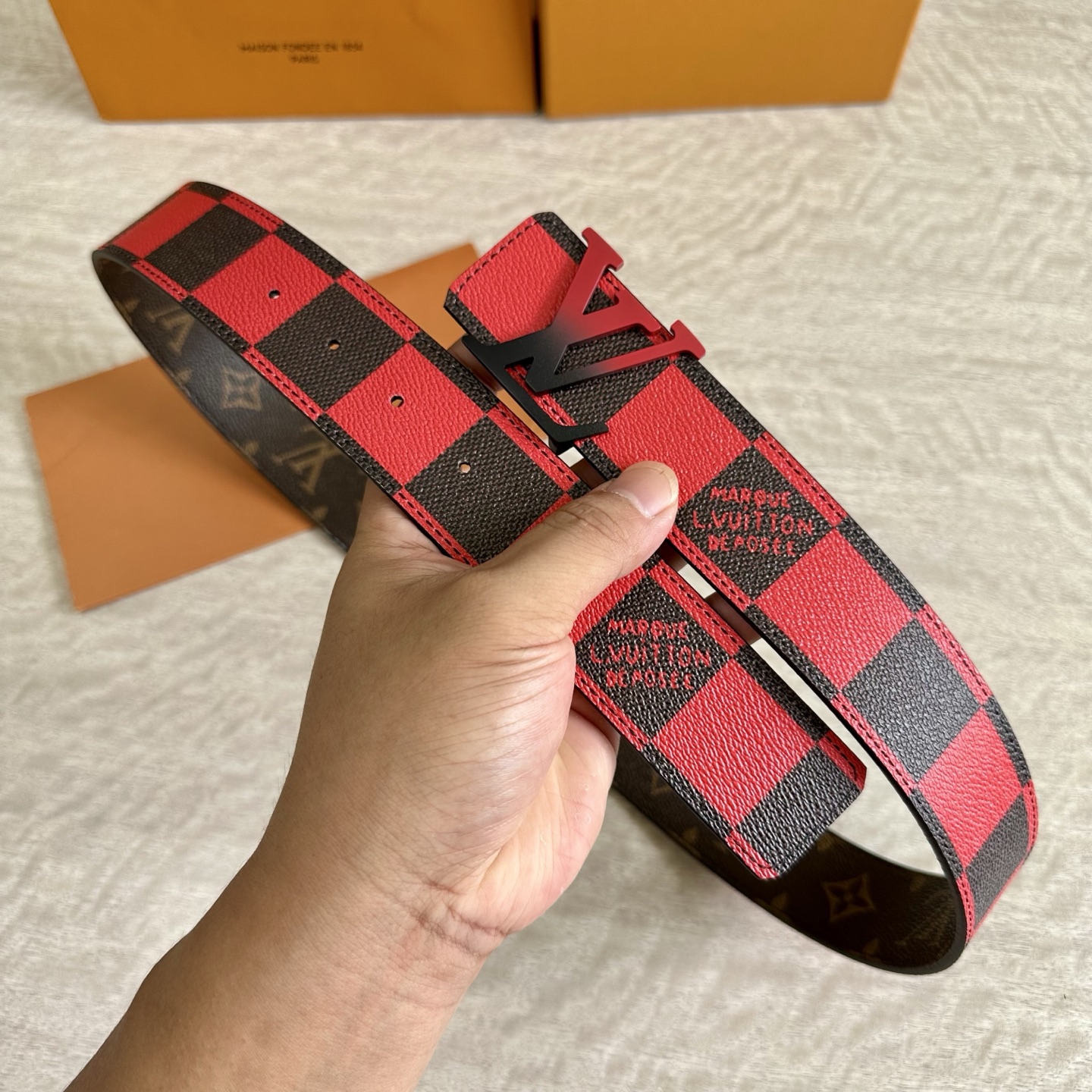 
LV 宽4.0cm 双面腰带将两式经典融于一处。Monogram 印花瞩目放大，与焕新 Monogra