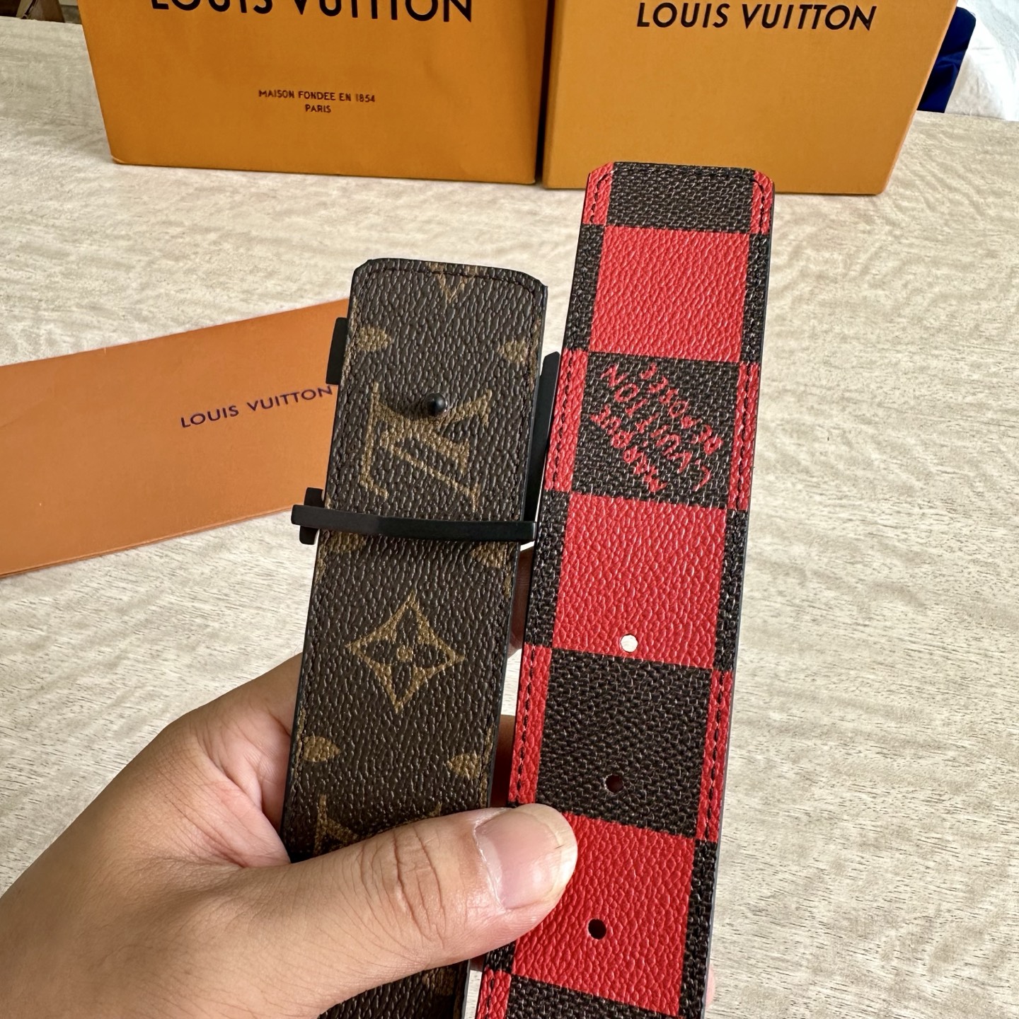 
LV 宽4.0cm 双面腰带将两式经典融于一处。Monogram 印花瞩目放大，与焕新 Monogra