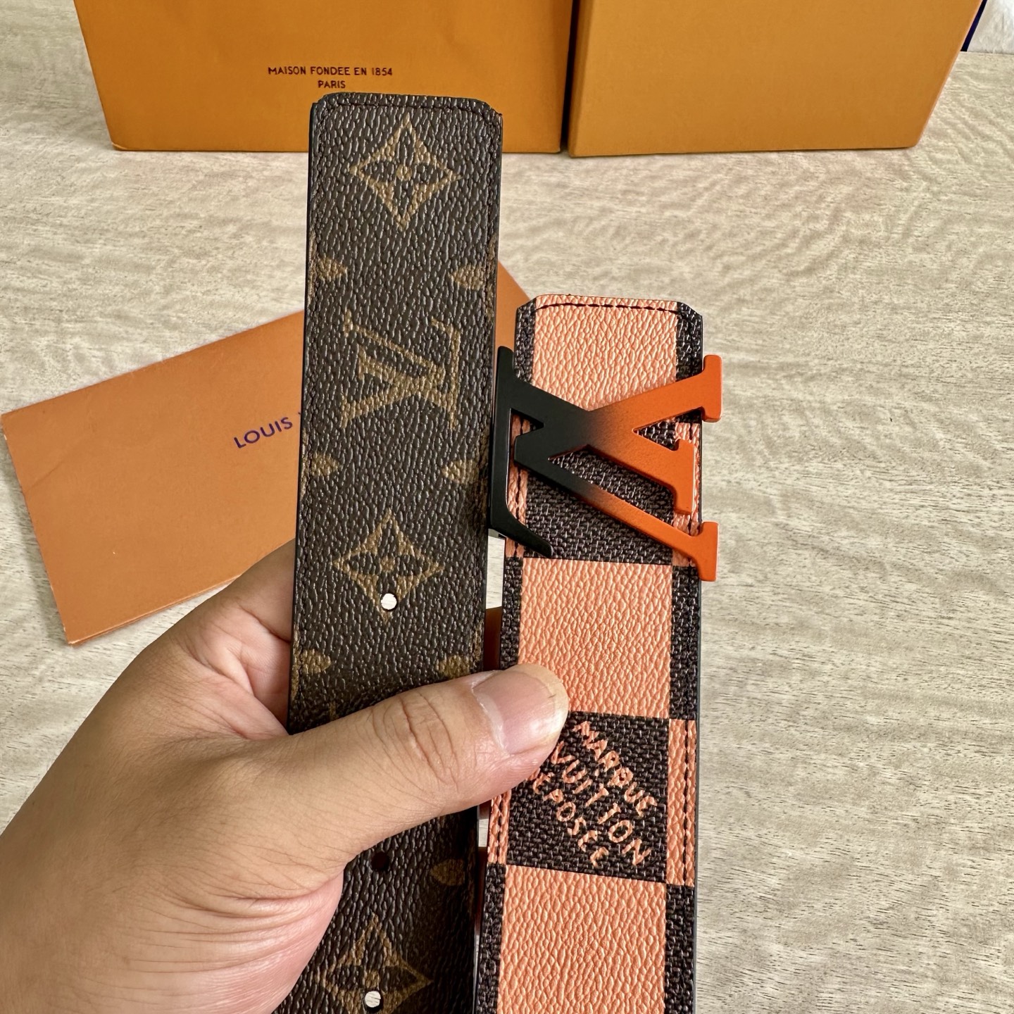 
LV 宽4.0cm 双面腰带将两式经典融于一处。Monogram 印花瞩目放大，与焕新 Monogra