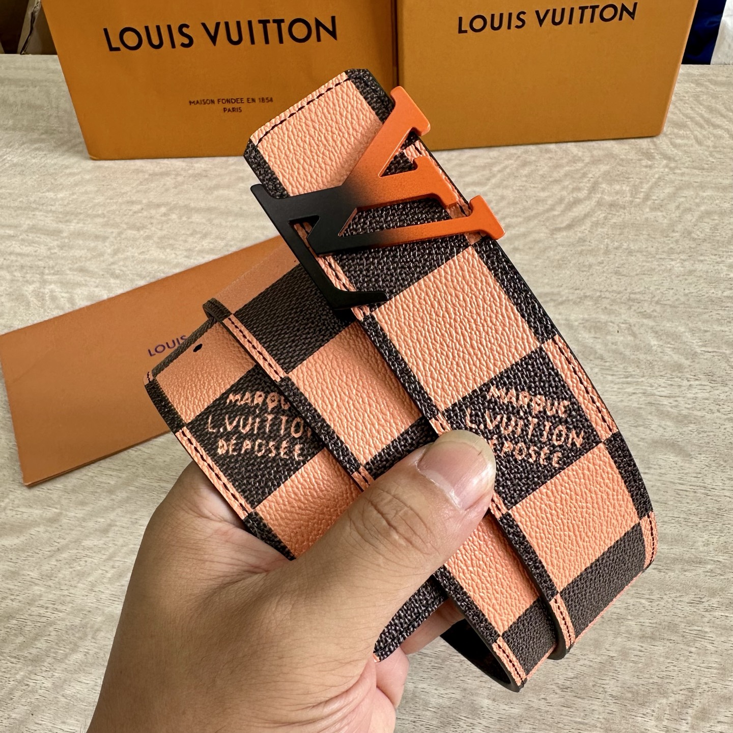 
LV 宽4.0cm 双面腰带将两式经典融于一处。Monogram 印花瞩目放大，与焕新 Monogra