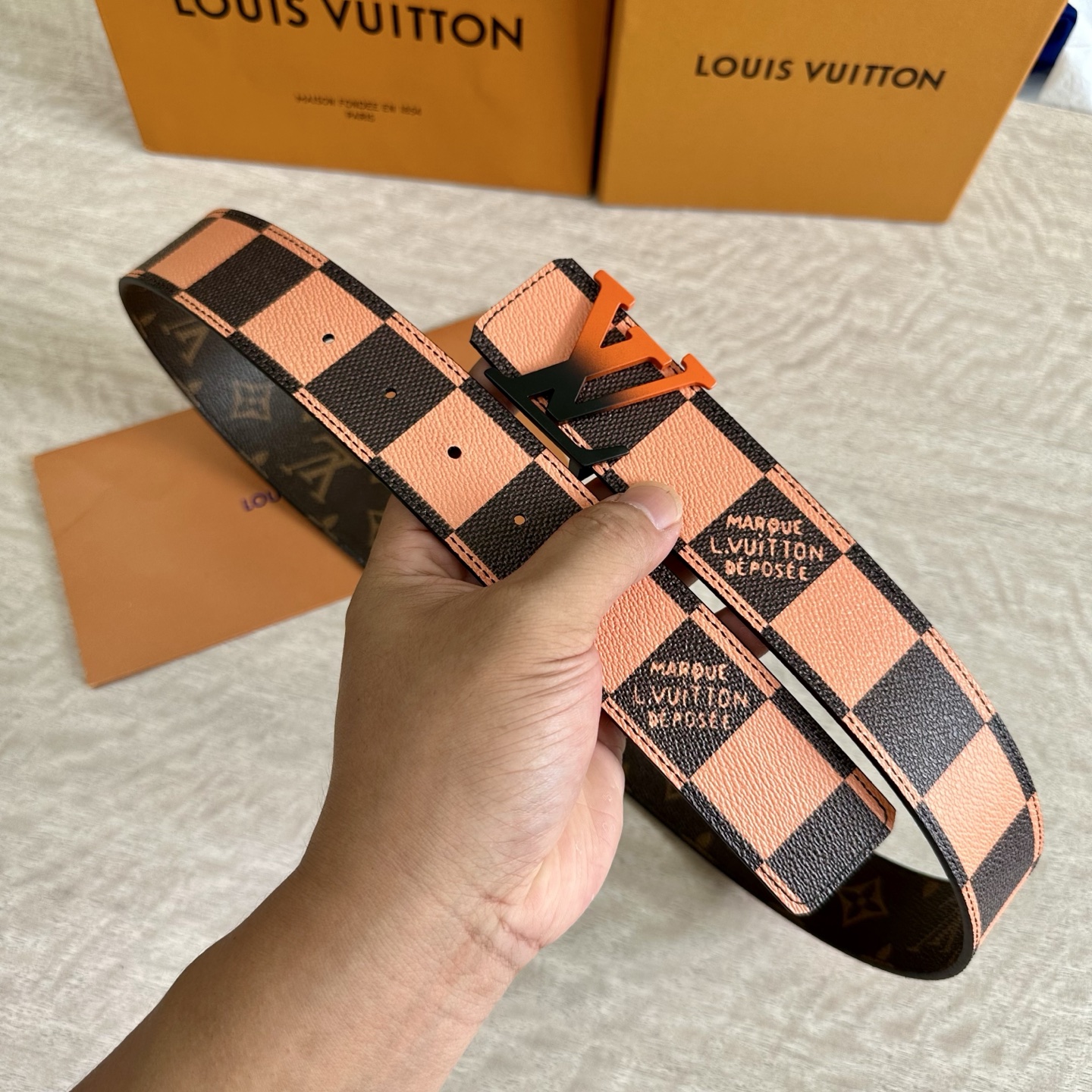 
LV 宽4.0cm 双面腰带将两式经典融于一处。Monogram 印花瞩目放大，与焕新 Monogra
