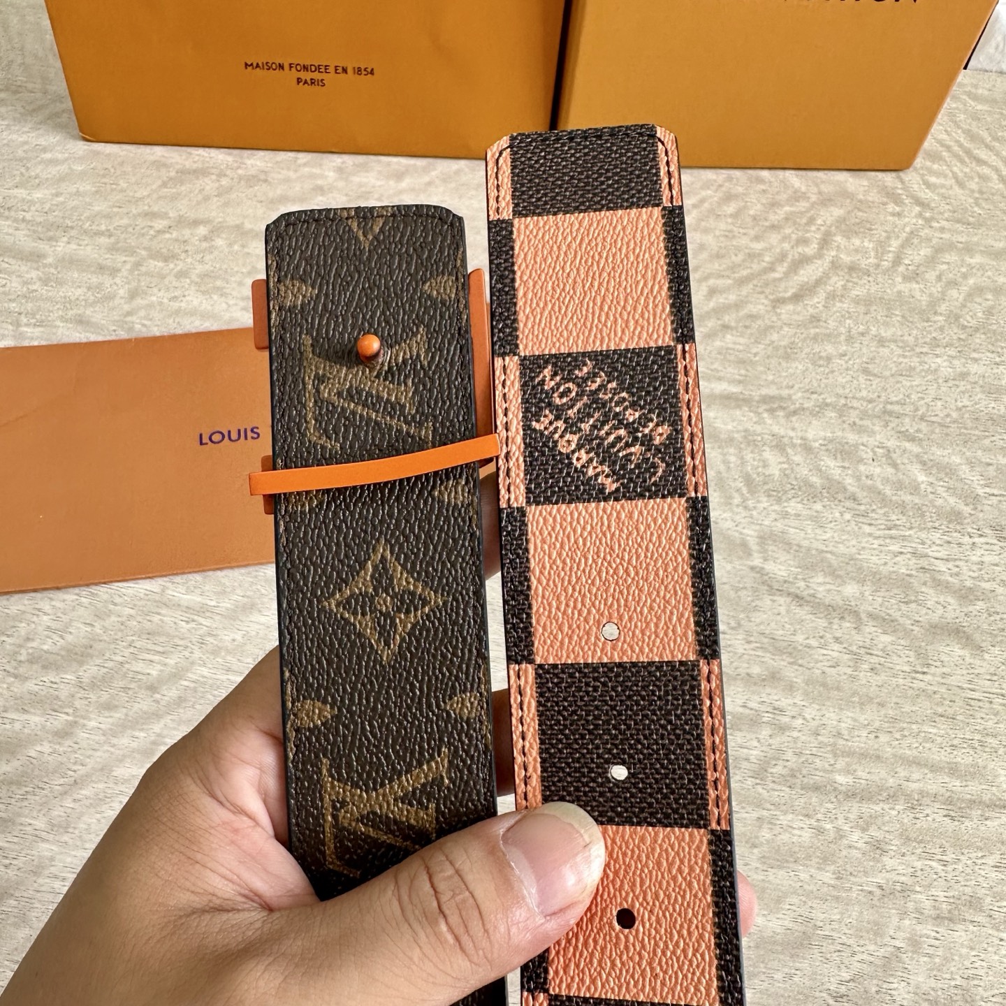 
LV 宽4.0cm 双面腰带将两式经典融于一处。Monogram 印花瞩目放大，与焕新 Monogra