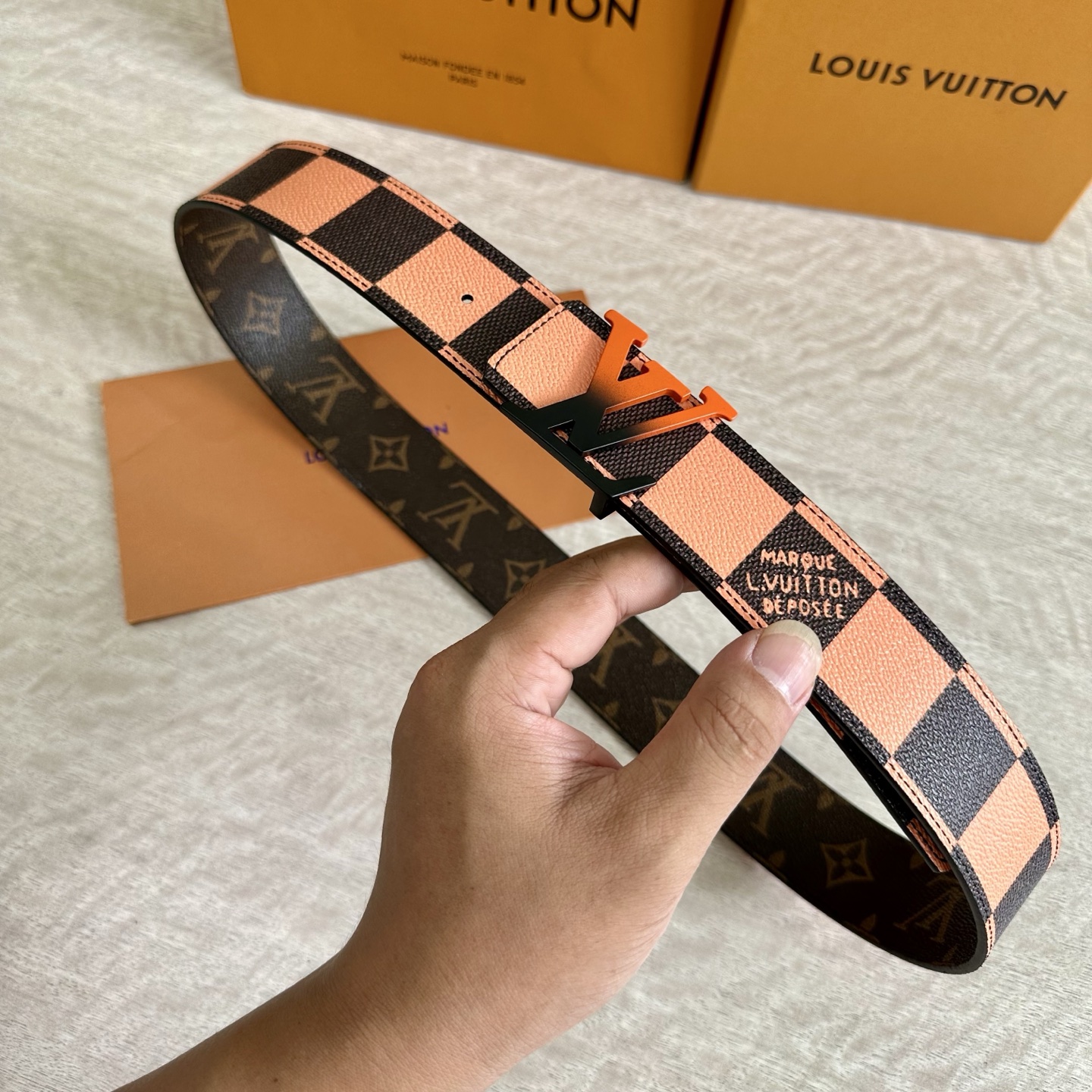 
LV 宽4.0cm 双面腰带将两式经典融于一处。Monogram 印花瞩目放大，与焕新 Monogra