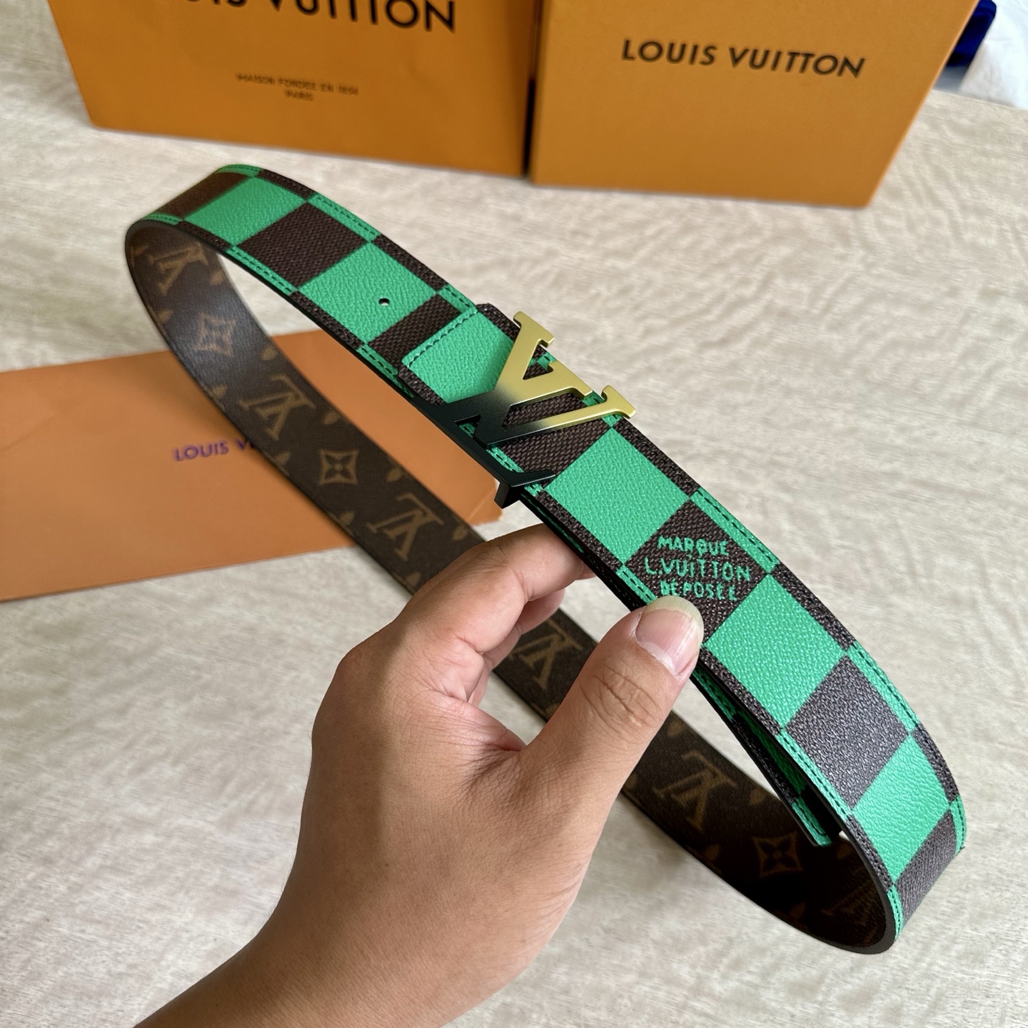 
LV 宽4.0cm 双面腰带将两式经典融于一处。Monogram 印花瞩目放大，与焕新 Monogra