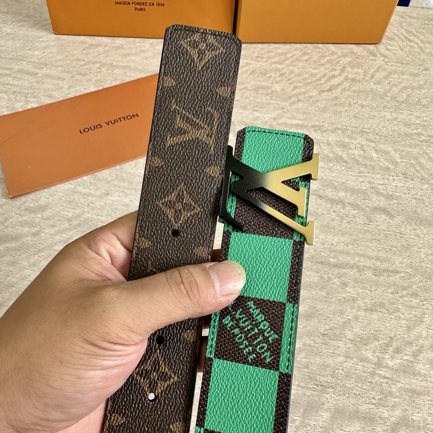 
LV 宽4.0cm 双面腰带将两式经典融于一处。Monogram 印花瞩目放大，与焕新 Monogra