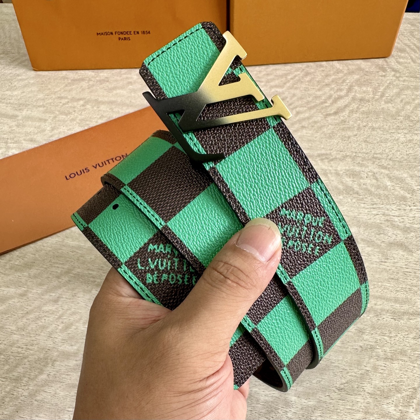 
LV 宽4.0cm 双面腰带将两式经典融于一处。Monogram 印花瞩目放大，与焕新 Monogra
