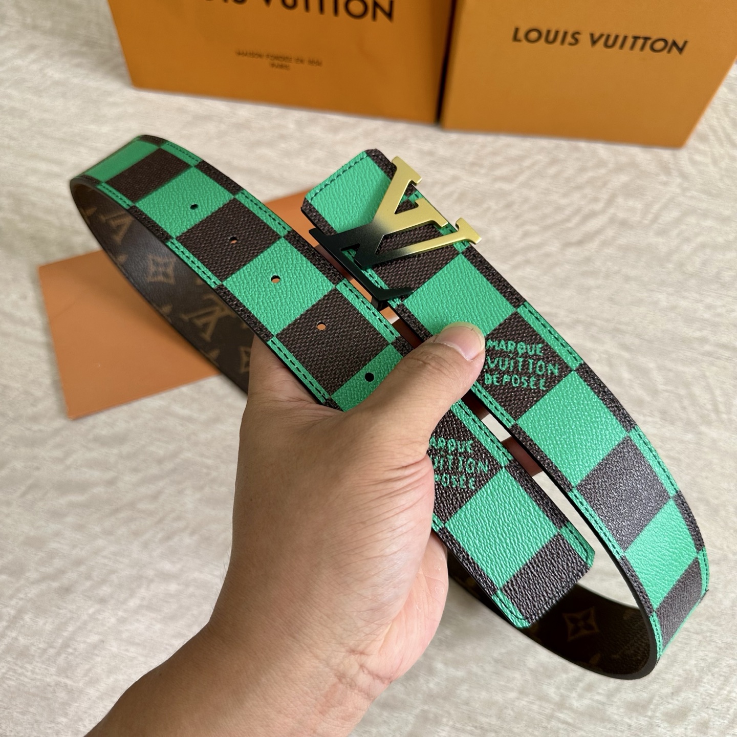 
LV 宽4.0cm 双面腰带将两式经典融于一处。Monogram 印花瞩目放大，与焕新 Monogra