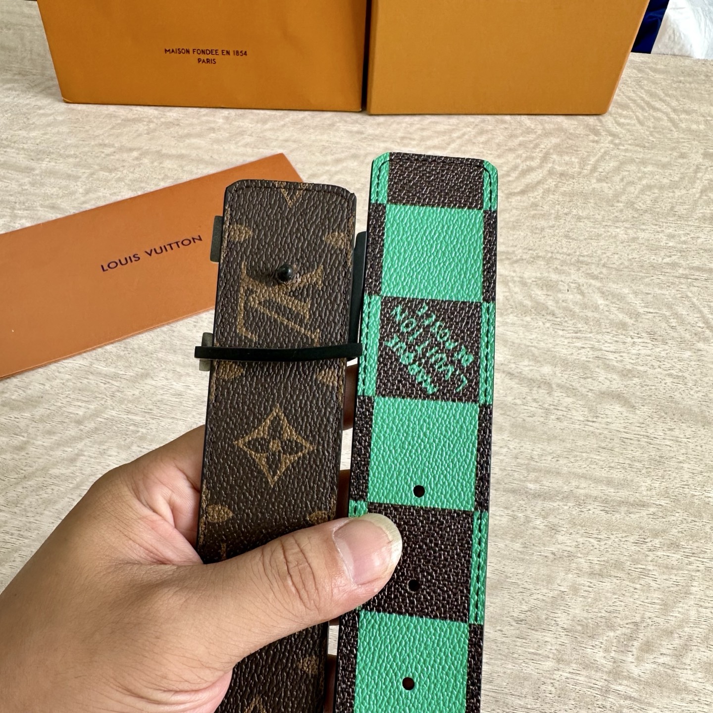 
LV 宽4.0cm 双面腰带将两式经典融于一处。Monogram 印花瞩目放大，与焕新 Monogra