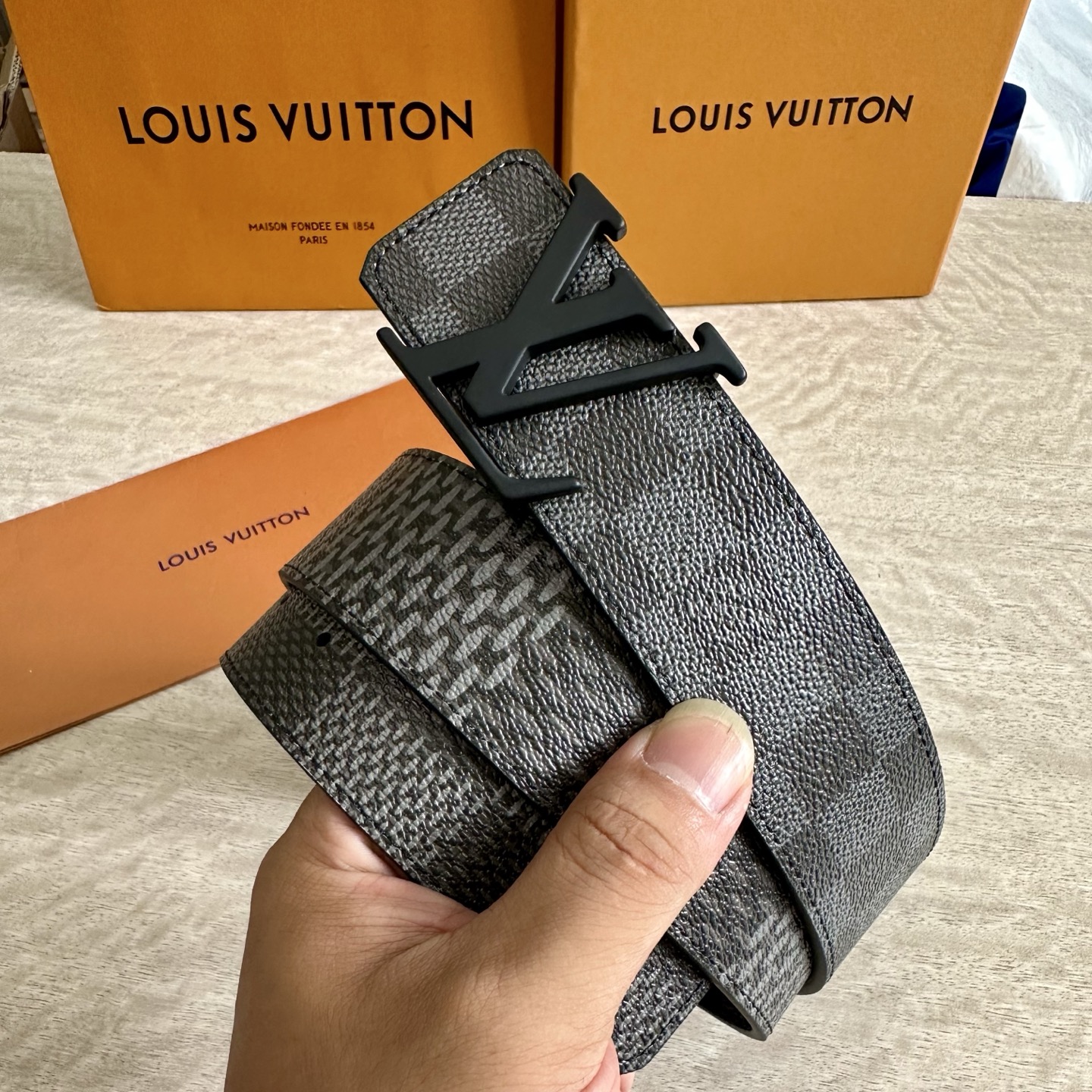 
LV 宽4.0cm 双面腰带将两式经典融于一处。Monogram 印花瞩目放大，与焕新 Monogra