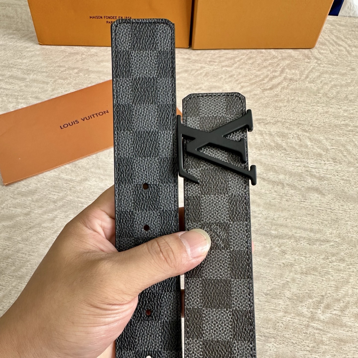 
LV 宽4.0cm 双面腰带将两式经典融于一处。Monogram 印花瞩目放大，与焕新 Monogra