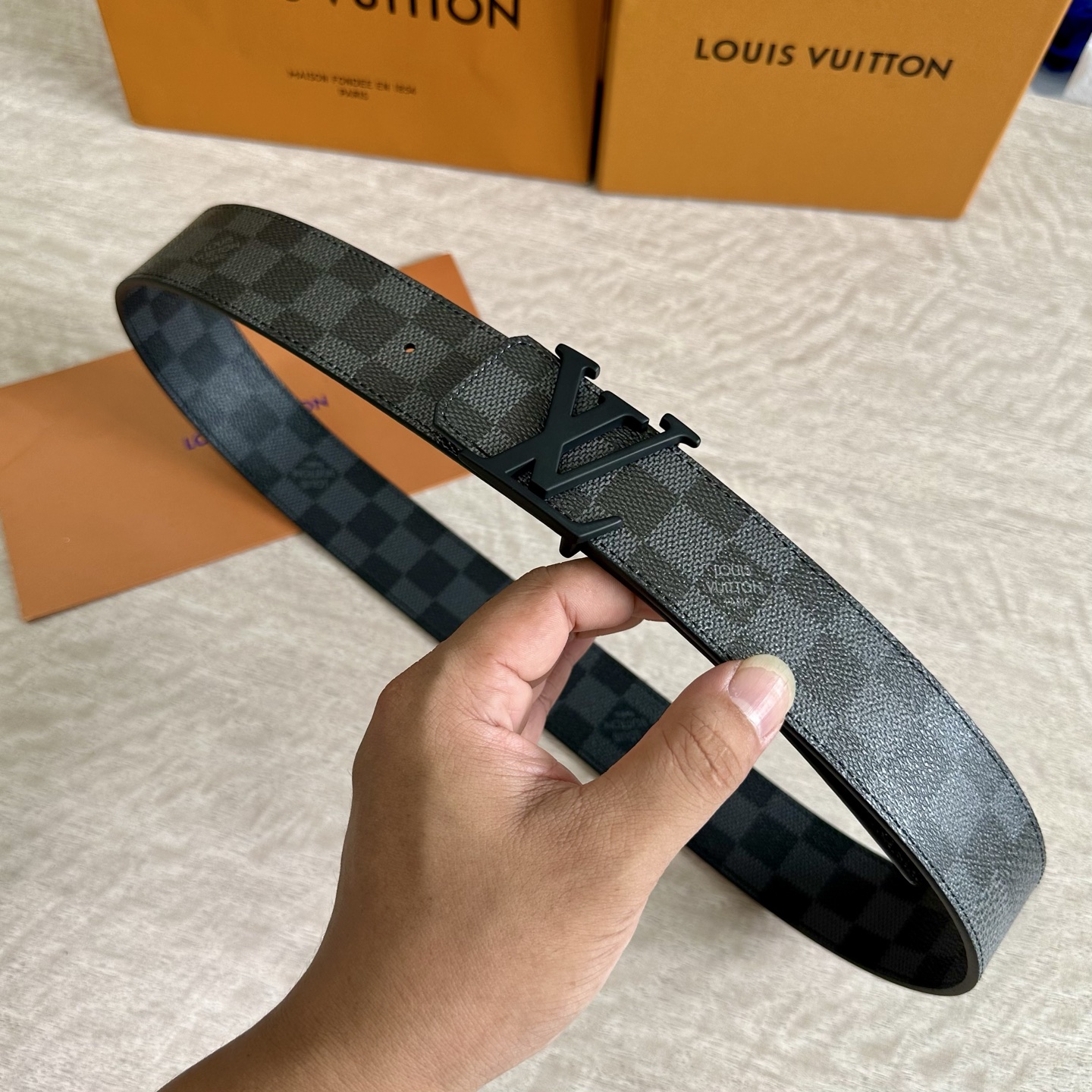 
LV 宽4.0cm 双面腰带将两式经典融于一处。Monogram 印花瞩目放大，与焕新 Monogra