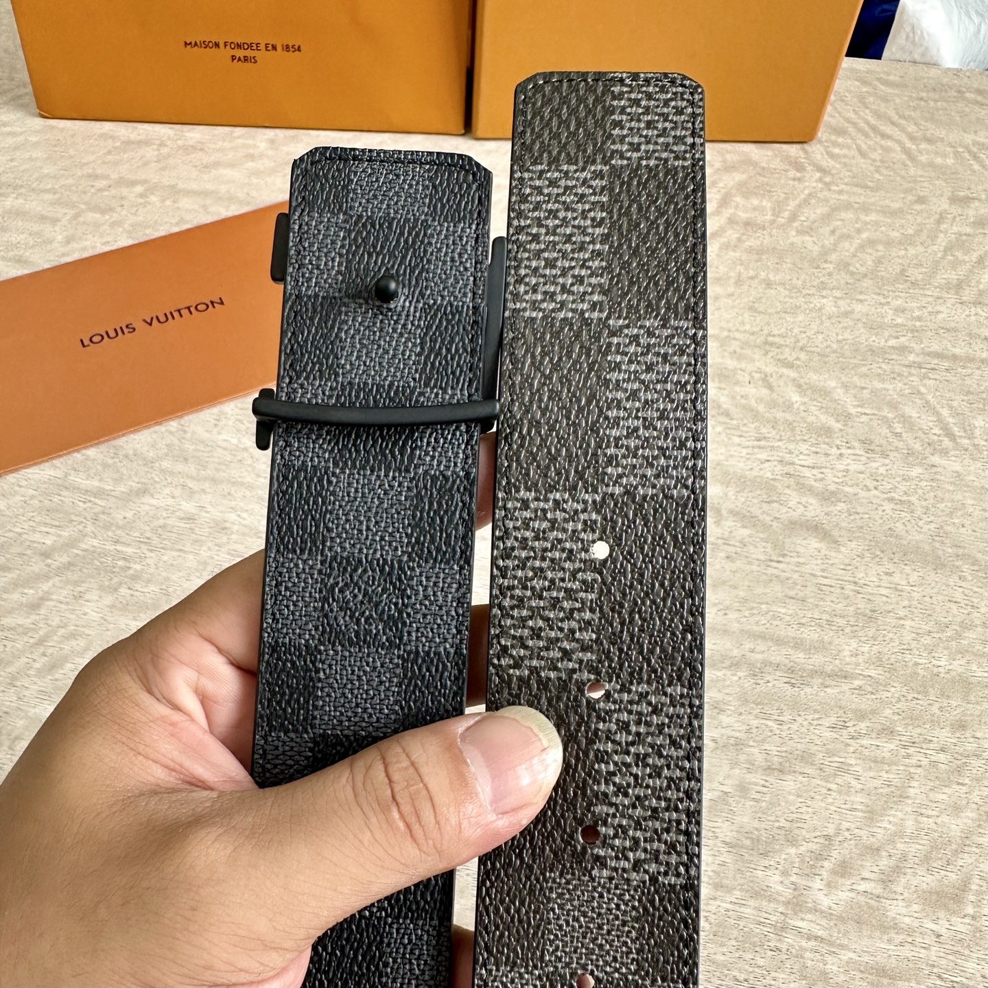
LV 宽4.0cm 双面腰带将两式经典融于一处。Monogram 印花瞩目放大，与焕新 Monogra