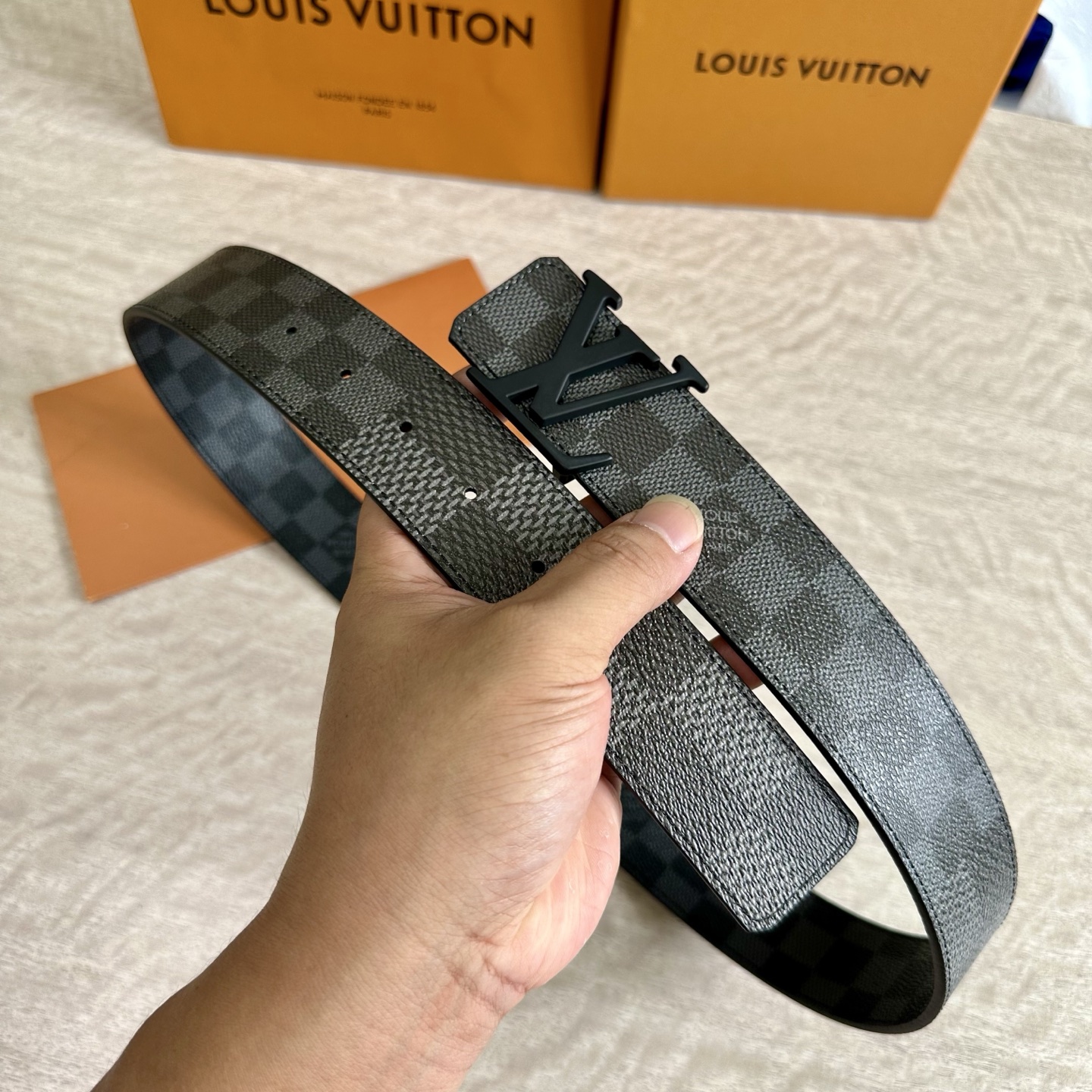 
LV 宽4.0cm 双面腰带将两式经典融于一处。Monogram 印花瞩目放大，与焕新 Monogra