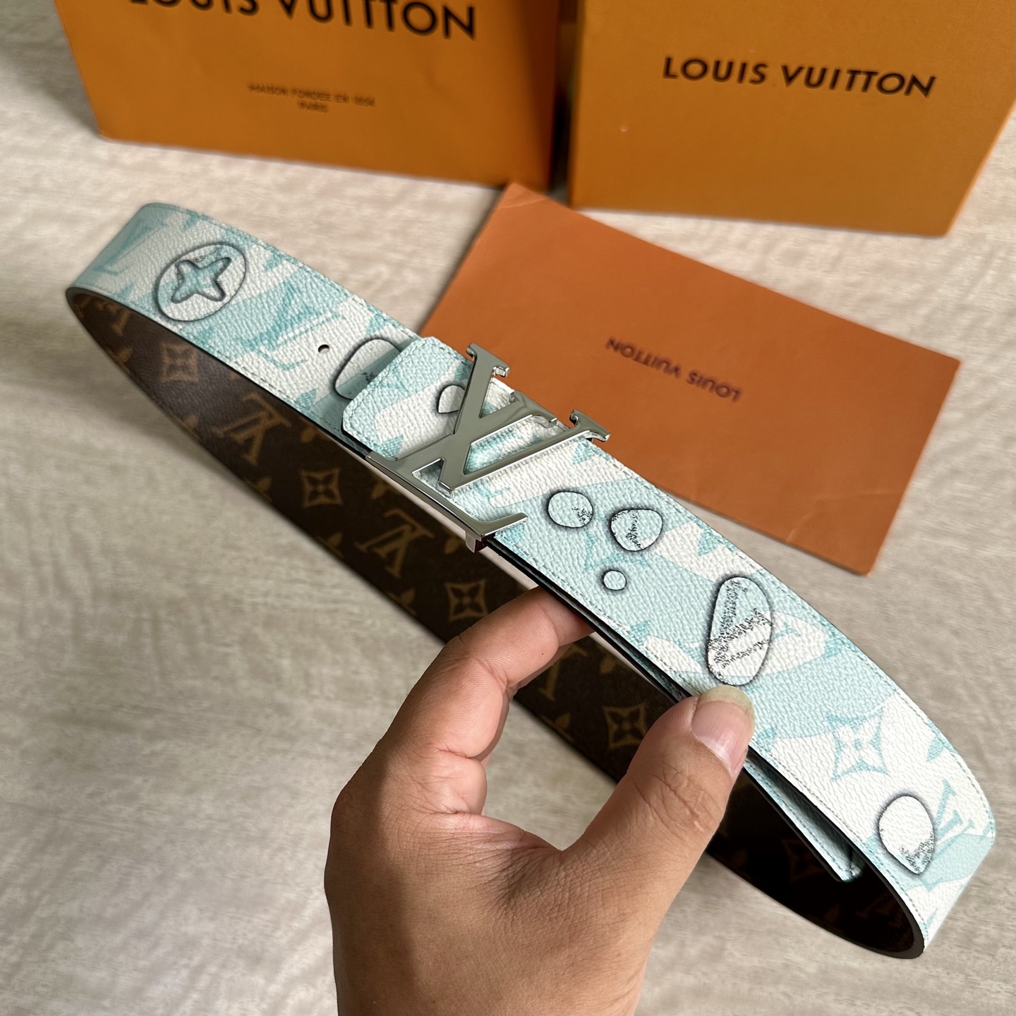 
LV 宽4.0cm 双面腰带将两式经典融于一处。Monogram 印花瞩目放大，与焕新 Monogra