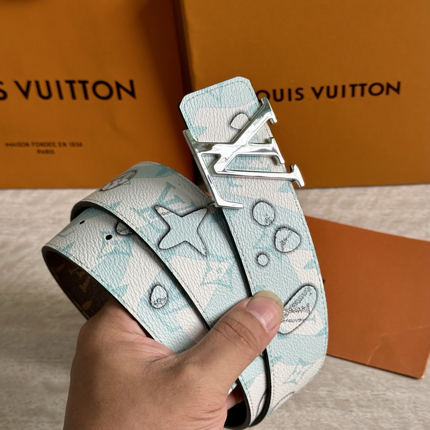 
LV 宽4.0cm 双面腰带将两式经典融于一处。Monogram 印花瞩目放大，与焕新 Monogra