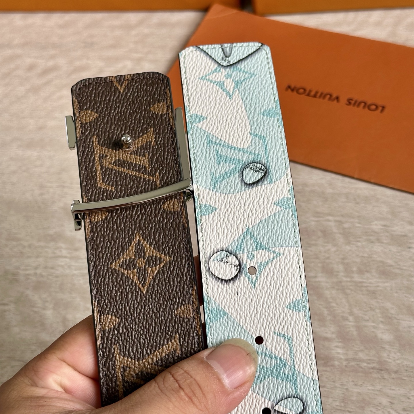 
LV 宽4.0cm 双面腰带将两式经典融于一处。Monogram 印花瞩目放大，与焕新 Monogra