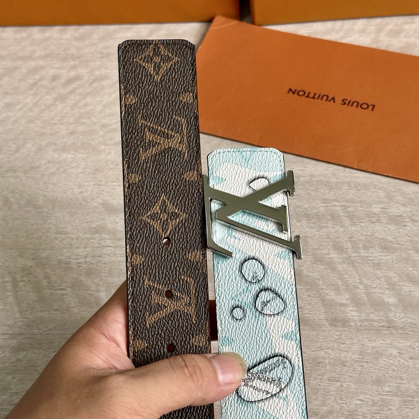 
LV 宽4.0cm 双面腰带将两式经典融于一处。Monogram 印花瞩目放大，与焕新 Monogra