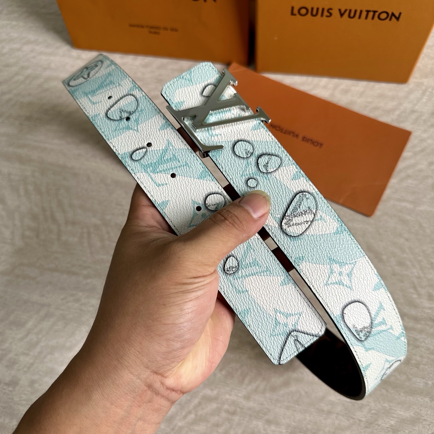 
LV 宽4.0cm 双面腰带将两式经典融于一处。Monogram 印花瞩目放大，与焕新 Monogra