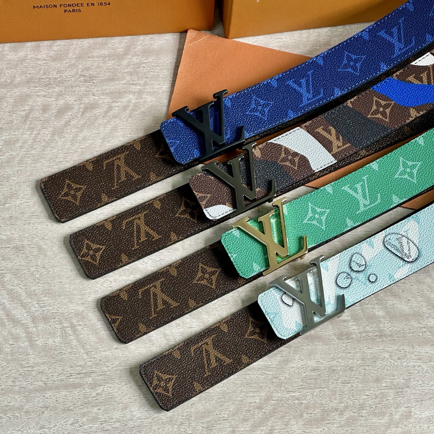 
LV 宽4.0cm 双面腰带将两式经典融于一处。Monogram 印花瞩目放大，与焕新 Monogra