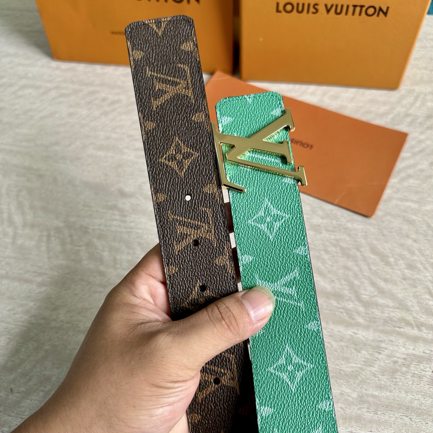 
LV 宽4.0cm 双面腰带将两式经典融于一处。Monogram 印花瞩目放大，与焕新 Monogra
