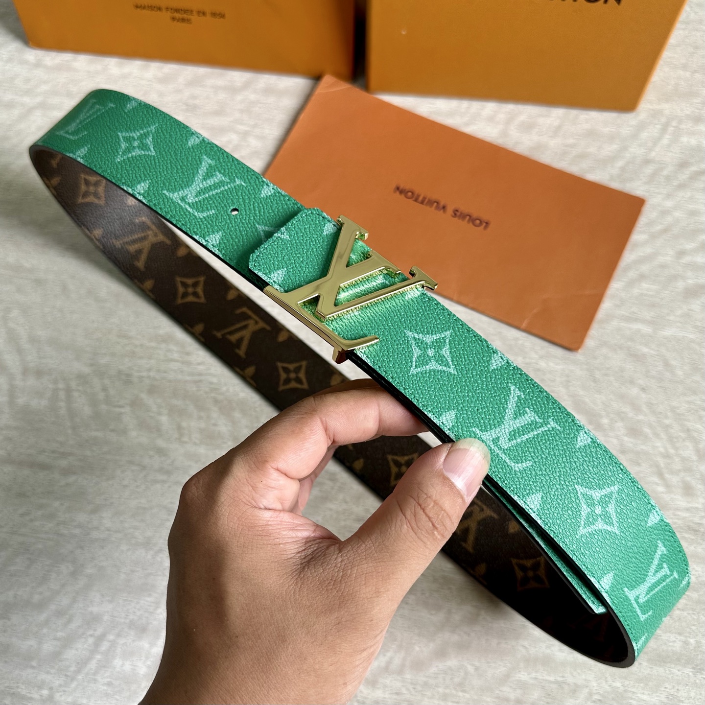 
LV 宽4.0cm 双面腰带将两式经典融于一处。Monogram 印花瞩目放大，与焕新 Monogra