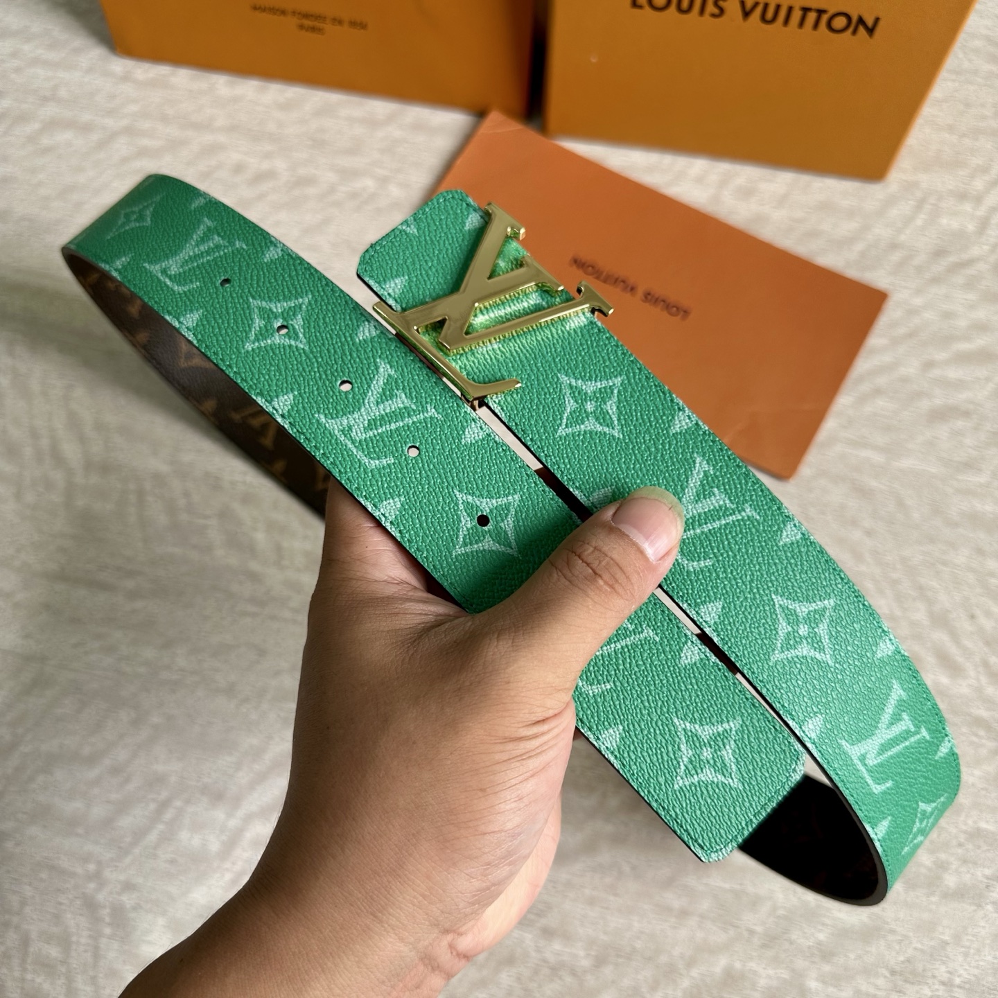 
LV 宽4.0cm 双面腰带将两式经典融于一处。Monogram 印花瞩目放大，与焕新 Monogra