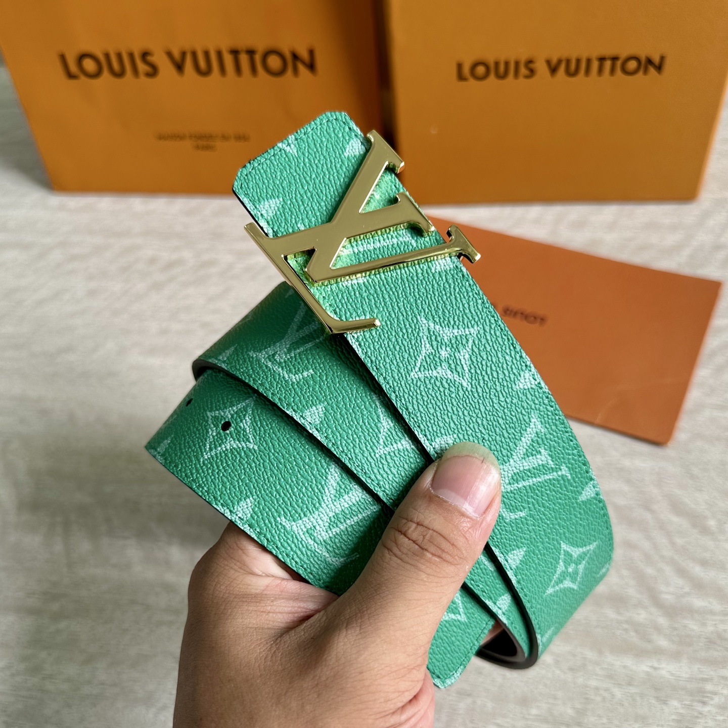 
LV 宽4.0cm 双面腰带将两式经典融于一处。Monogram 印花瞩目放大，与焕新 Monogra