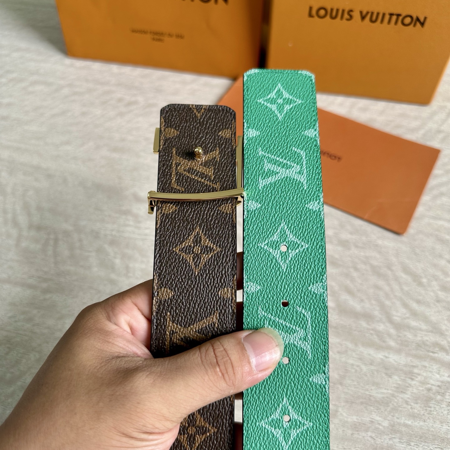 
LV 宽4.0cm 双面腰带将两式经典融于一处。Monogram 印花瞩目放大，与焕新 Monogra