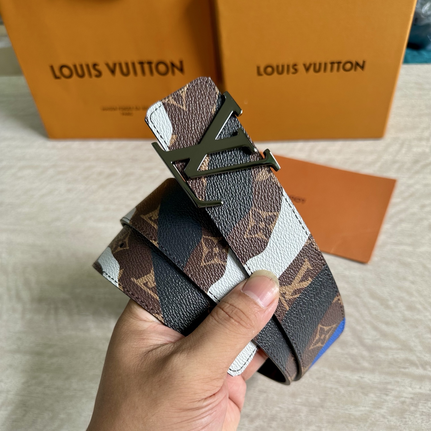 
LV 宽4.0cm 双面腰带将两式经典融于一处。Monogram 印花瞩目放大，与焕新 Monogra
